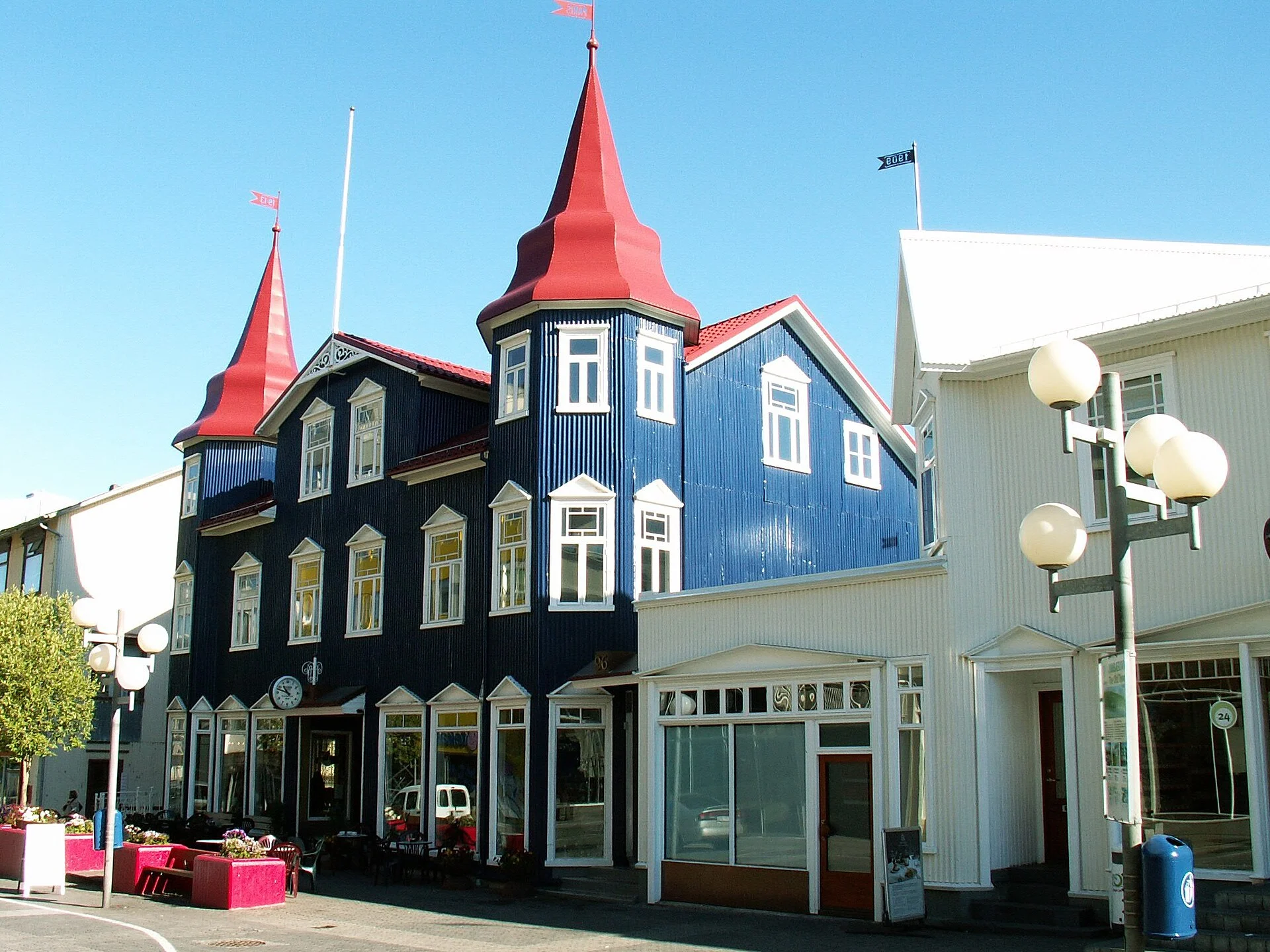 Buntes Holzhaus in der Fußgängerzone Hafnarstræti in Akureyri