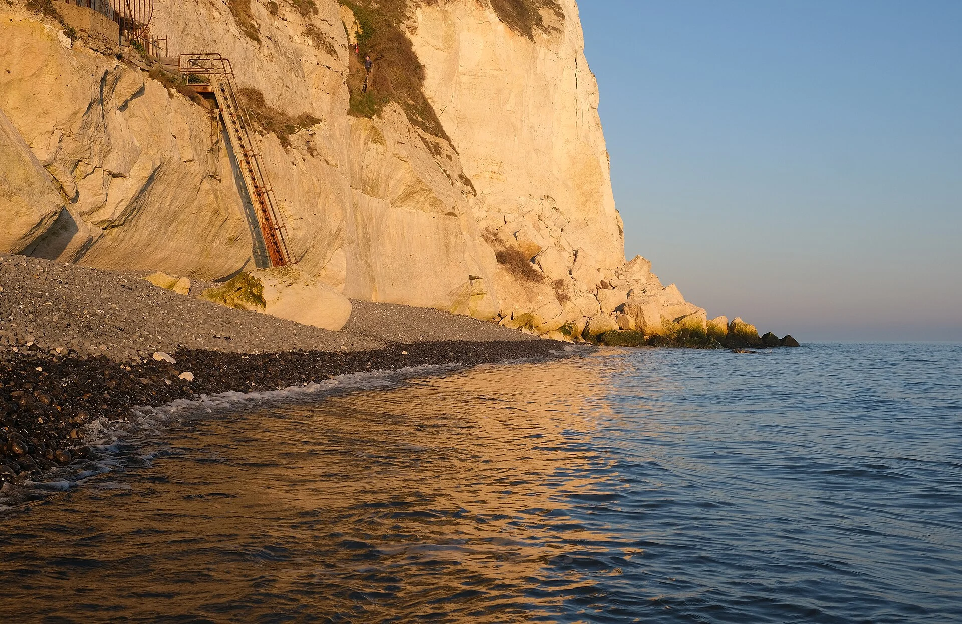 Die weißen Kreidefelsen bei Dover über dem Kiesstrand