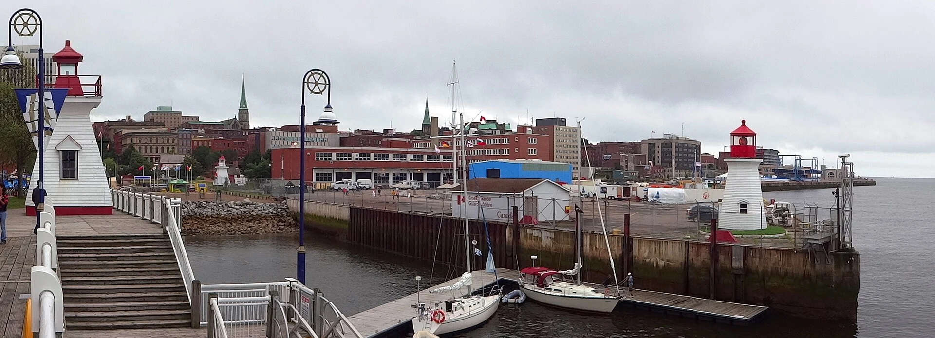 Der Hafen von Saint John mit Segelbooten am Steg und der Innenstadt dahinter