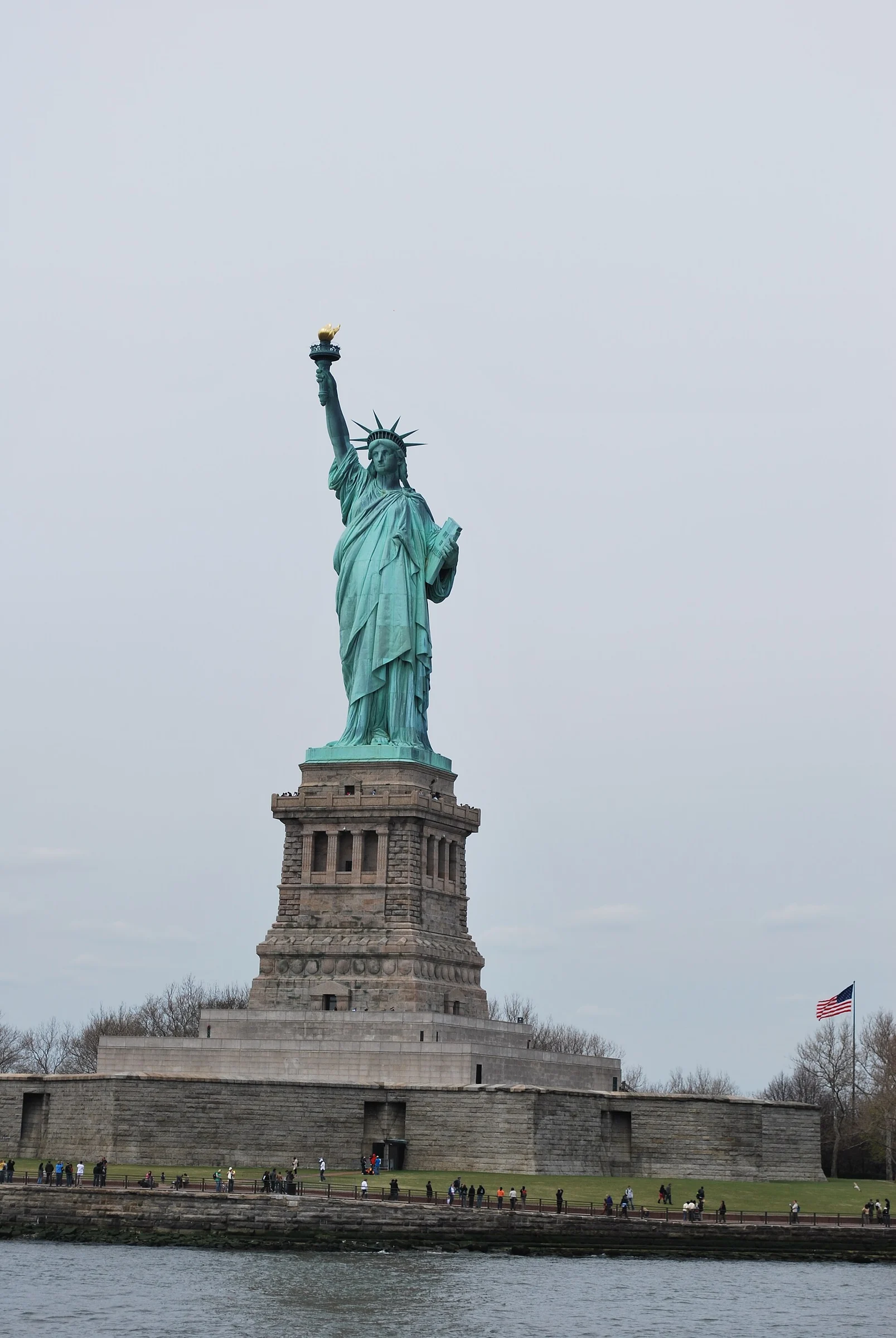 Die Freiheitsstatue auf Liberty Island in voller Ansicht