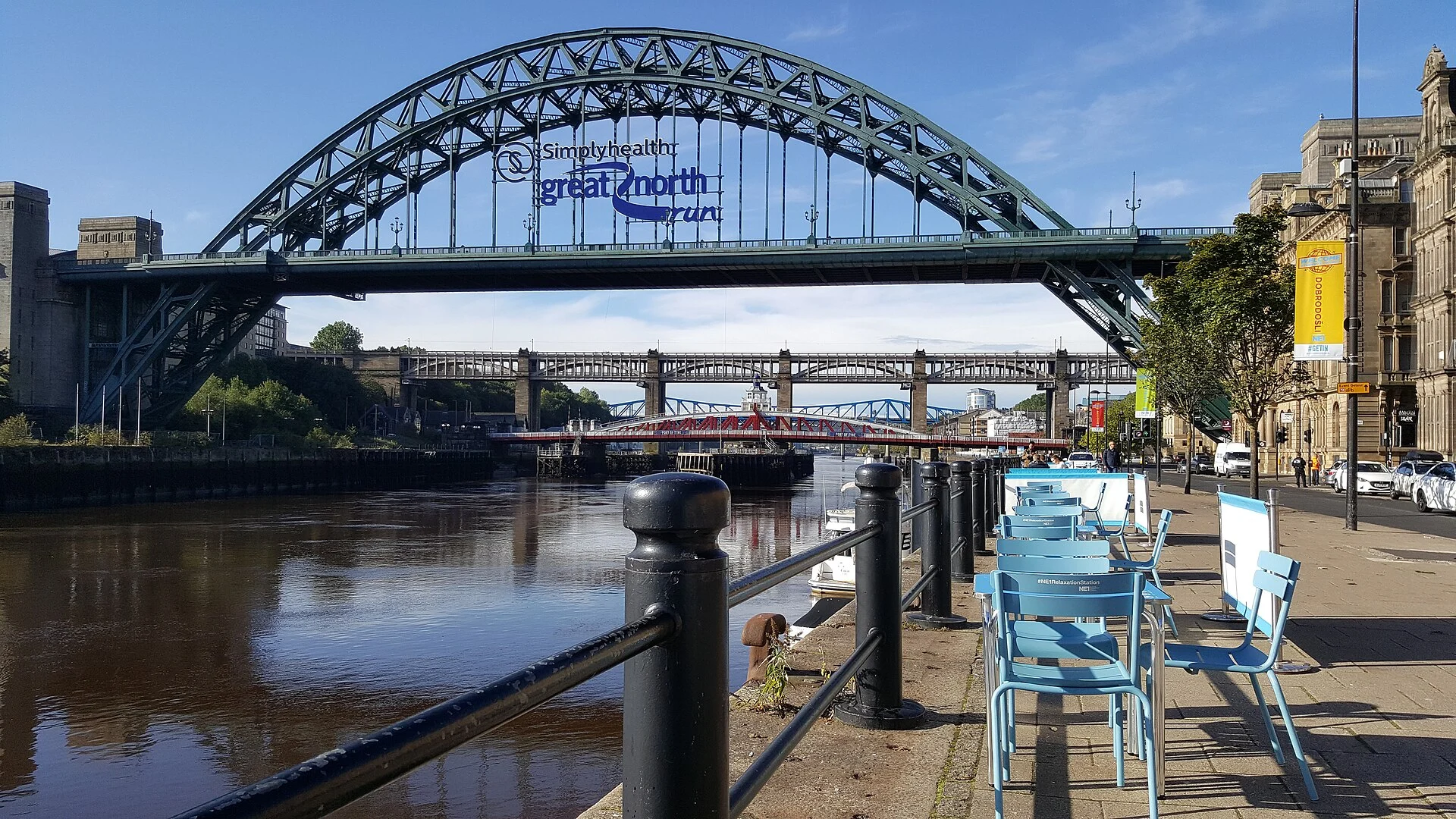 Blick vom Newcastle Quayside über den Tyne auf die Tyne Bridge, dahinter High Level Bridge und Swing Bridge.