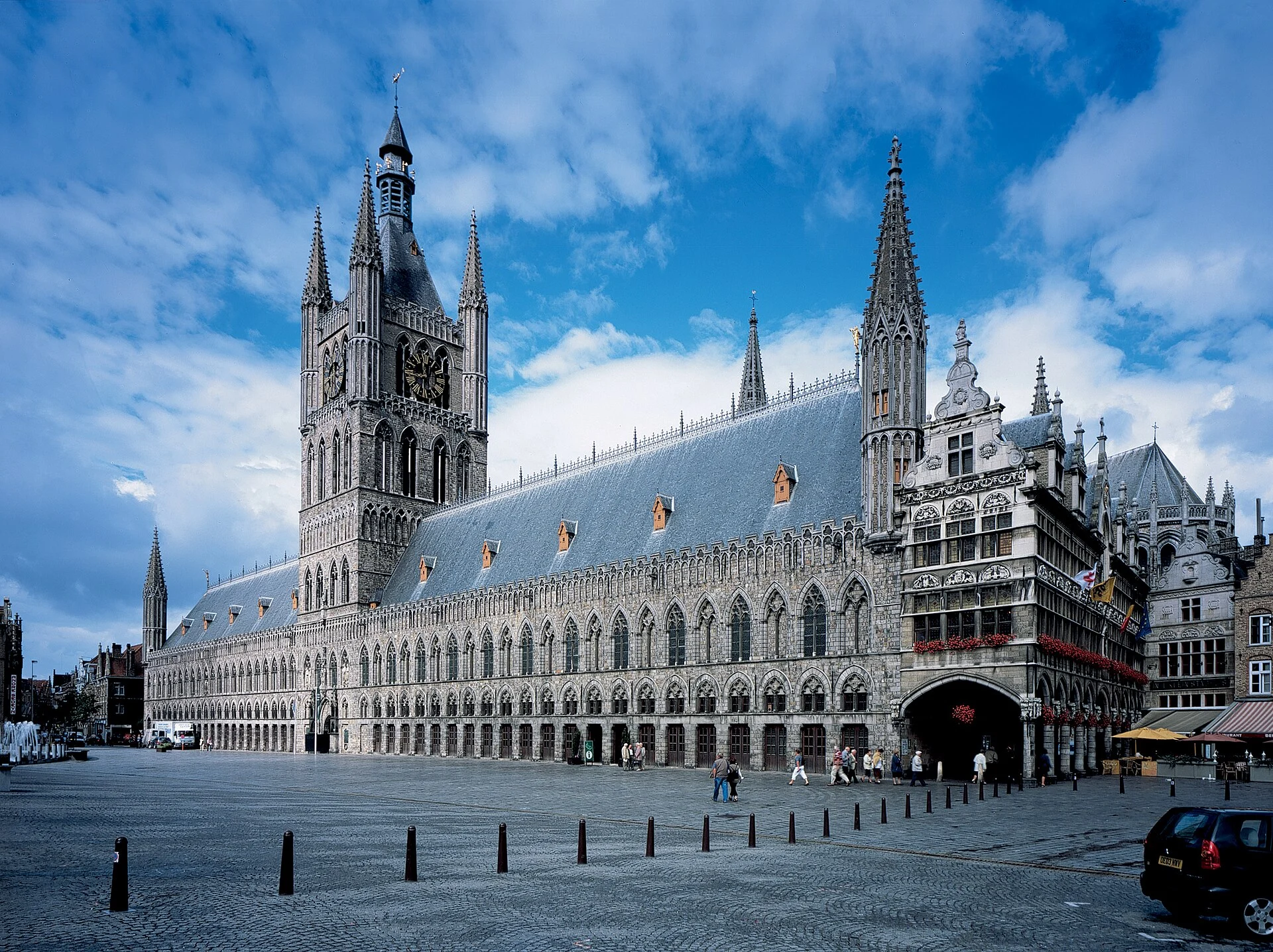 Die gotische Tuchhalle am Grote Markt in Ypern, nach dem Ersten Weltkrieg originalgetreu wiederaufgebaut