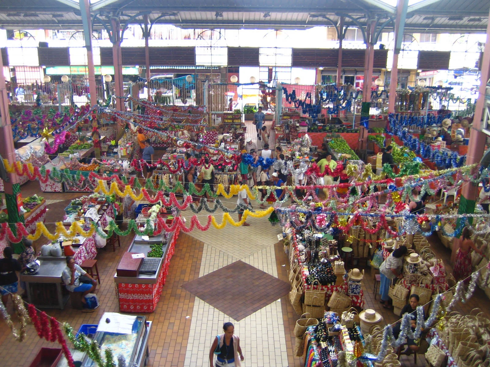 Die Markthalle von Papeete mit Blumen und Kunsthandwerk