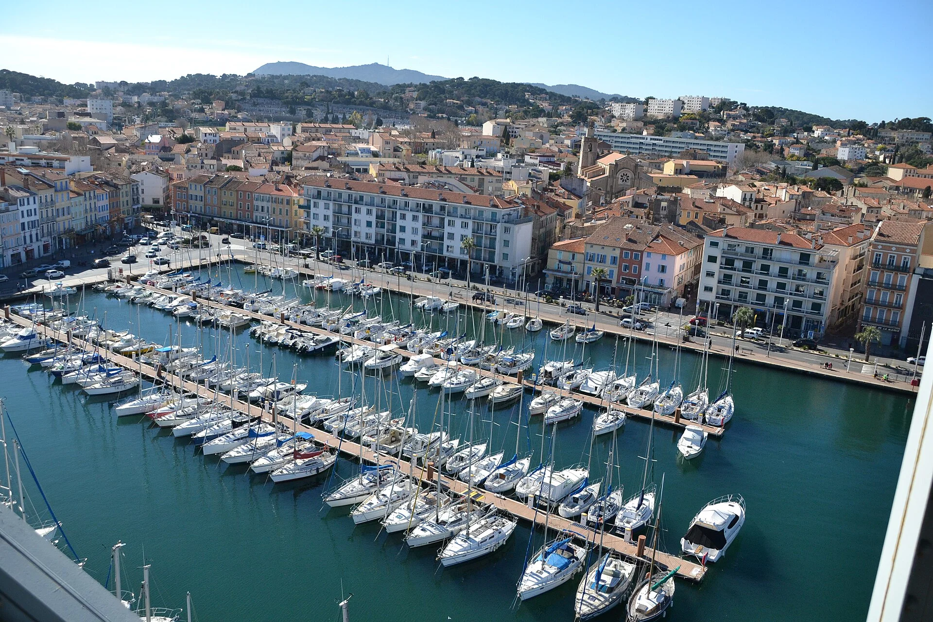 Der Hafen von La Seyne-sur-Mer mit Booten und der Stadt dahinter