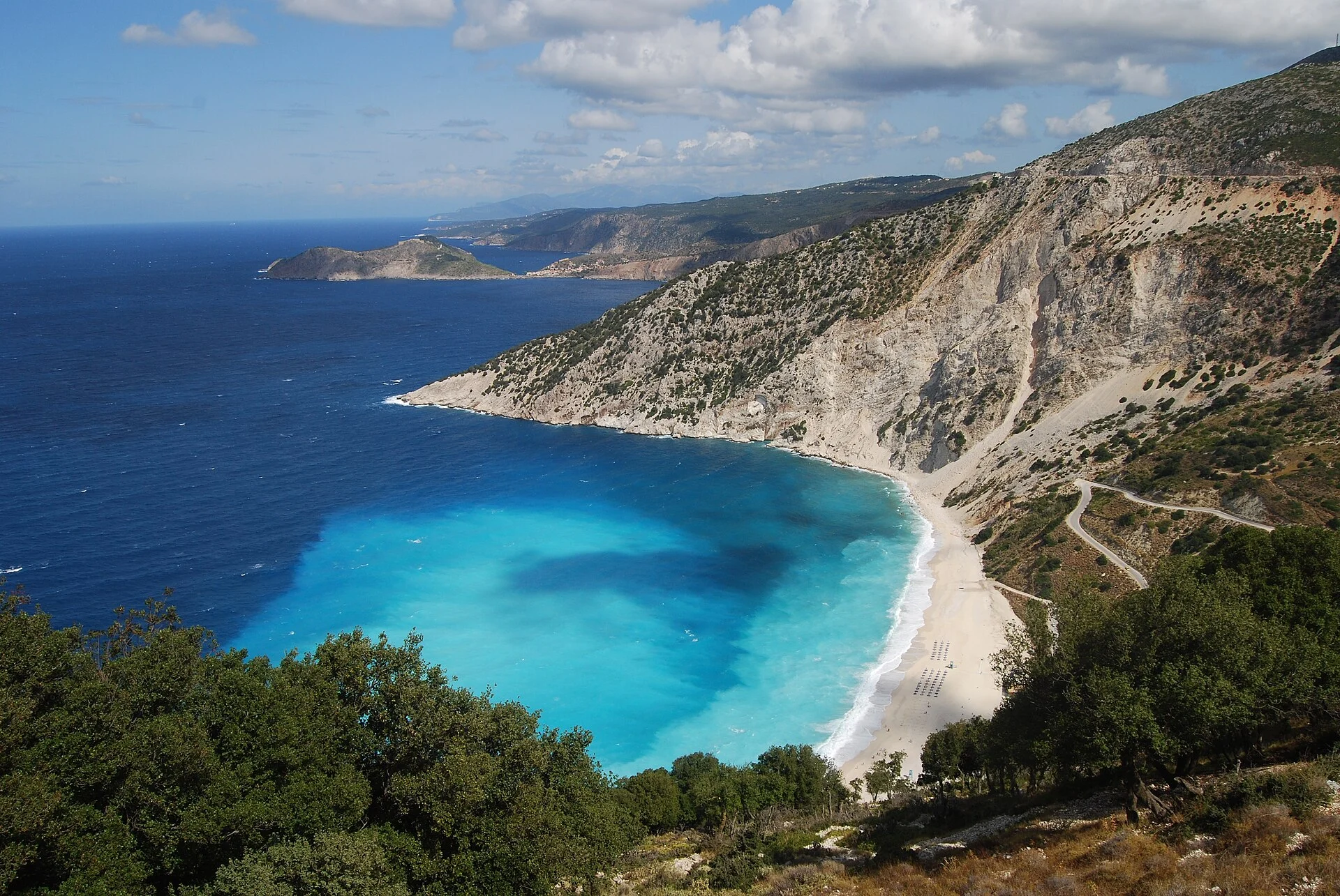 Der Strand von Myrtos zwischen den Kalkwänden Kefalonias