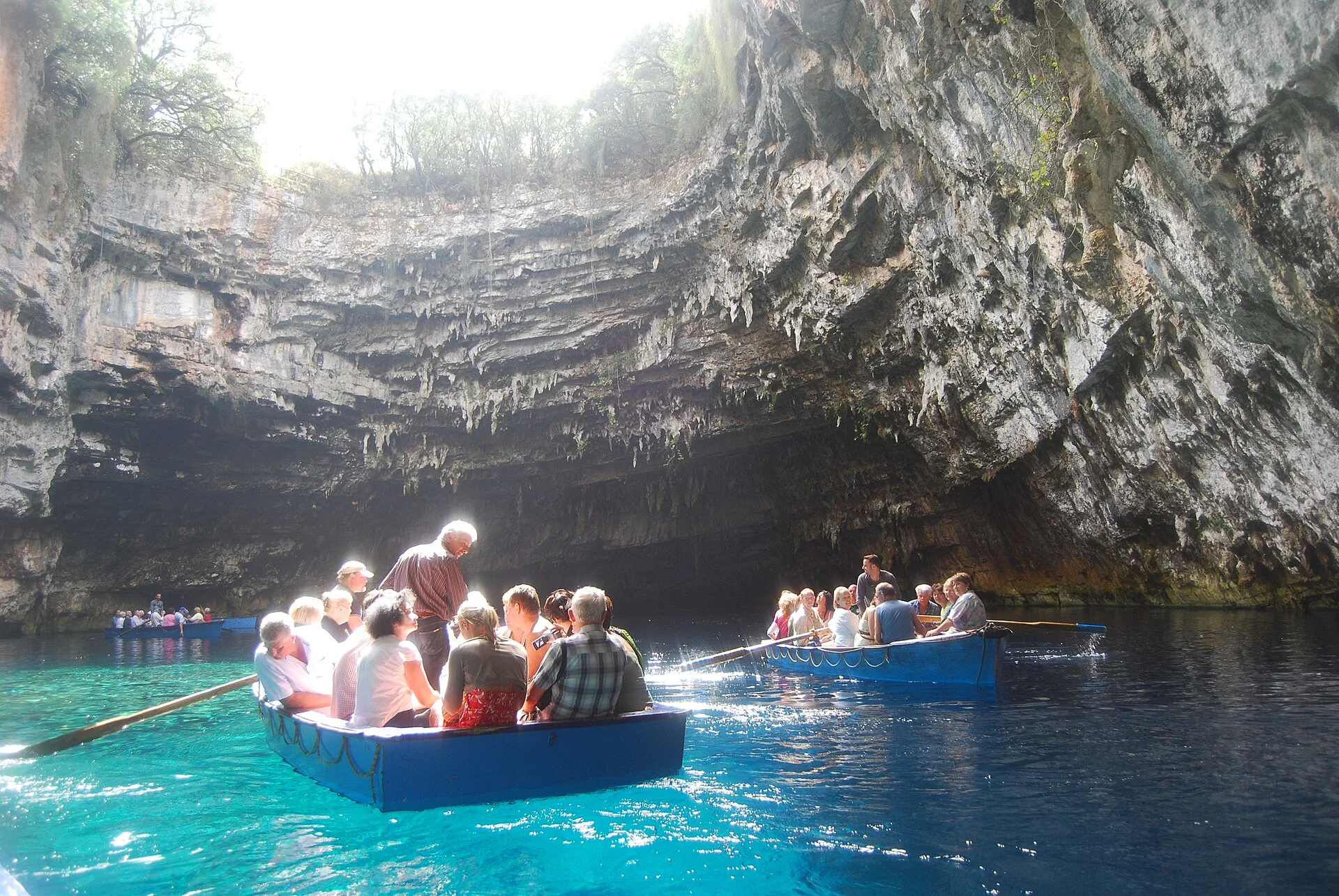 Ein Ruderboot auf dem unterirdischen See der Melissani-Höhle auf Kefalonia