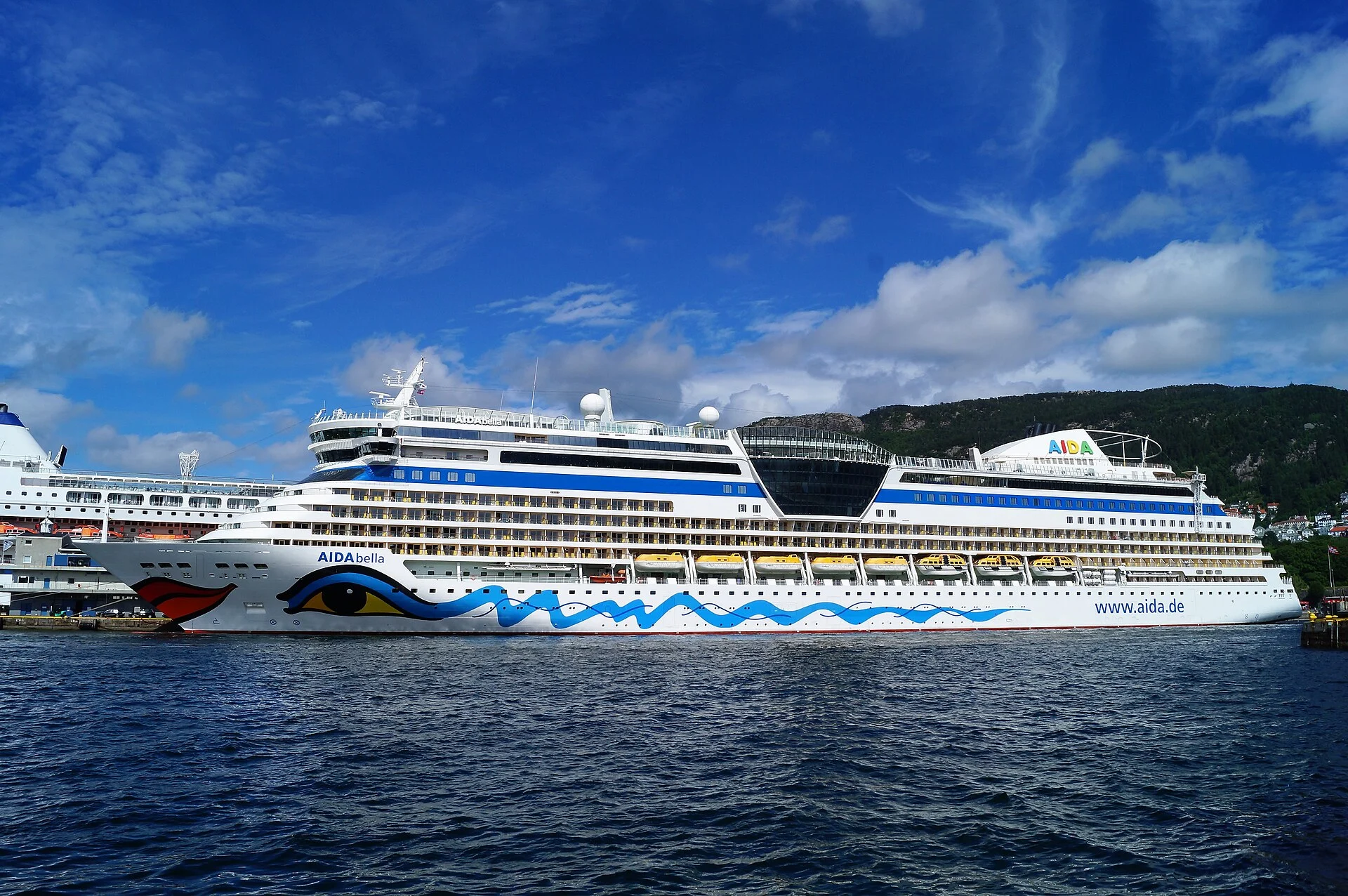 Die AIDAbella auf See in voller Seitenansicht
