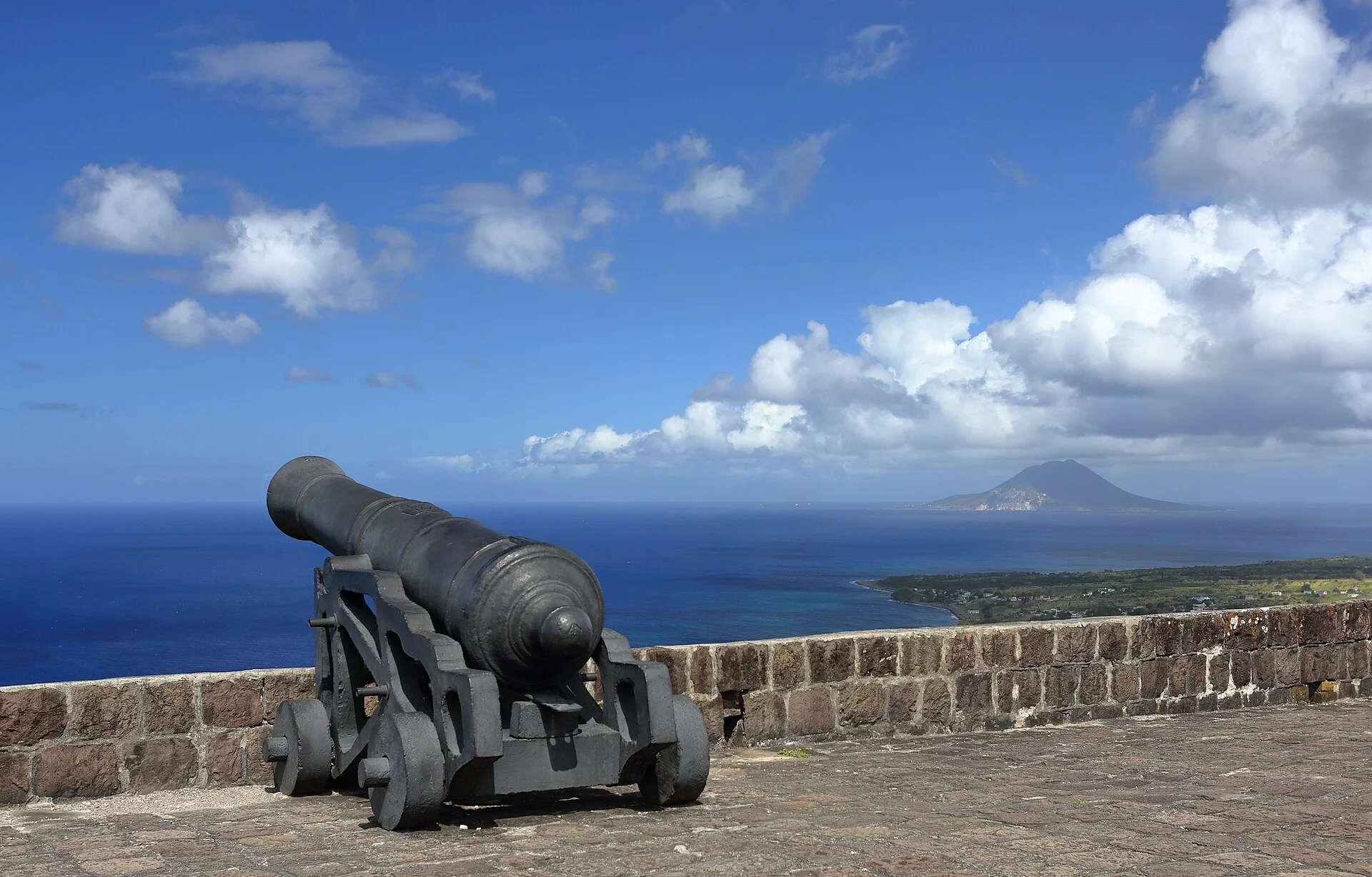 Eine Kanone auf den Wällen von Brimstone Hill mit Blick auf St. Eustatius