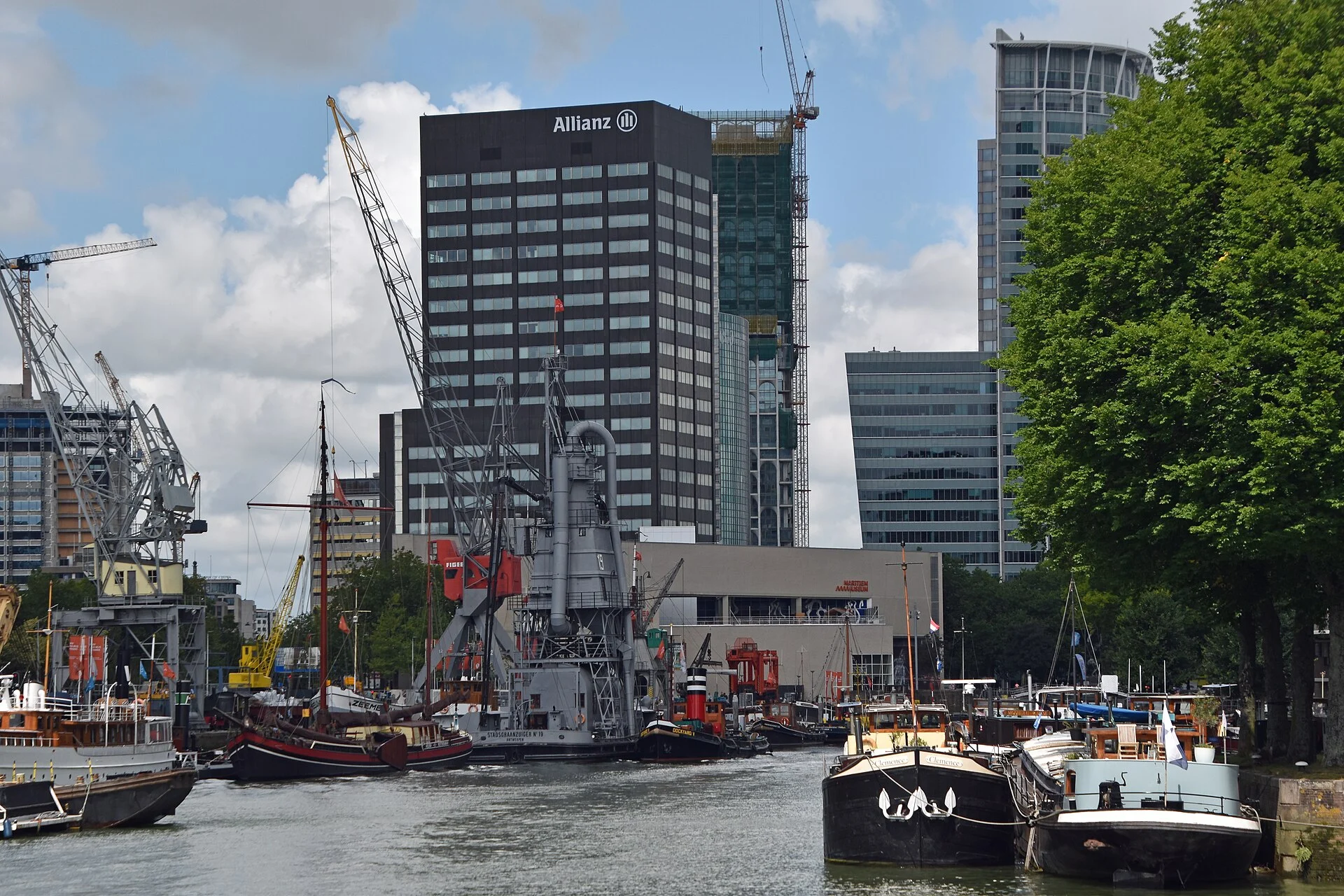 Museumhaven am Leuvehaven mit historischen Schiffen und Hafenkränen vor dem Gebäude des Maritiem Museum Rotterdam.
