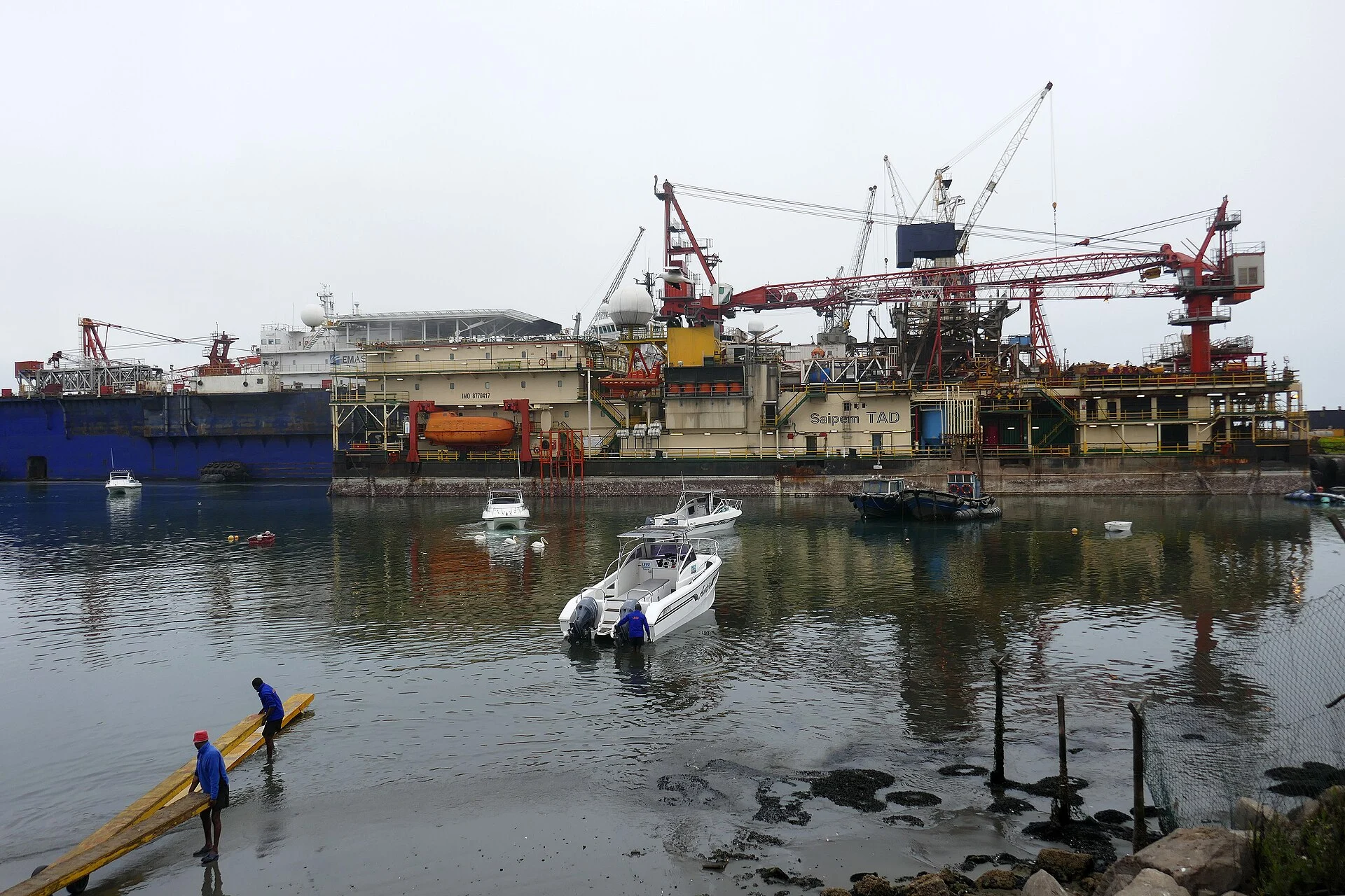 Der Hafen von Walvis Bay mit Schiffen an den Kais