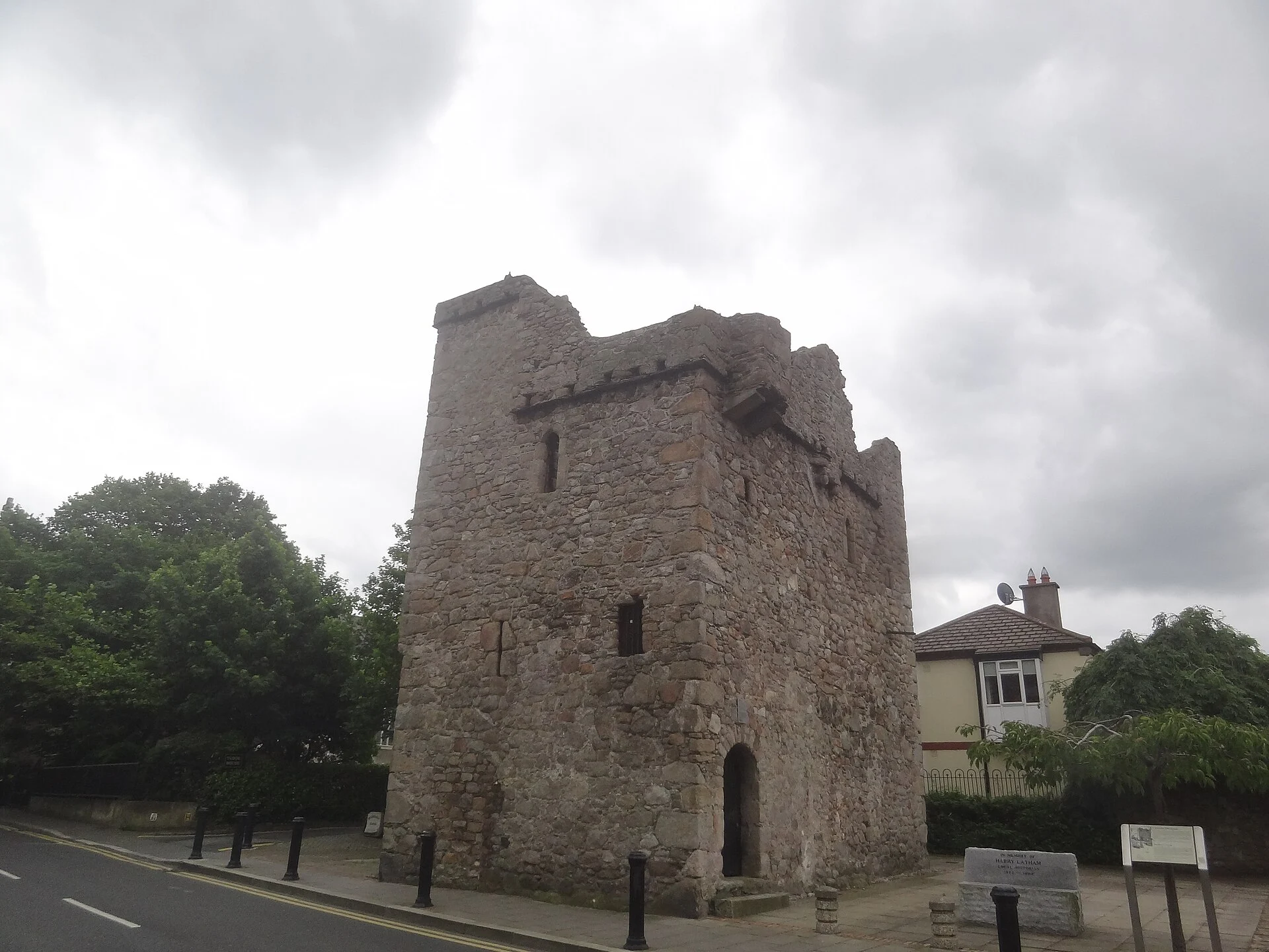 Archbold's Castle, mittelalterliches Wehrhaus aus dem 14. Jahrhundert an der Straße in Dalkey Village.