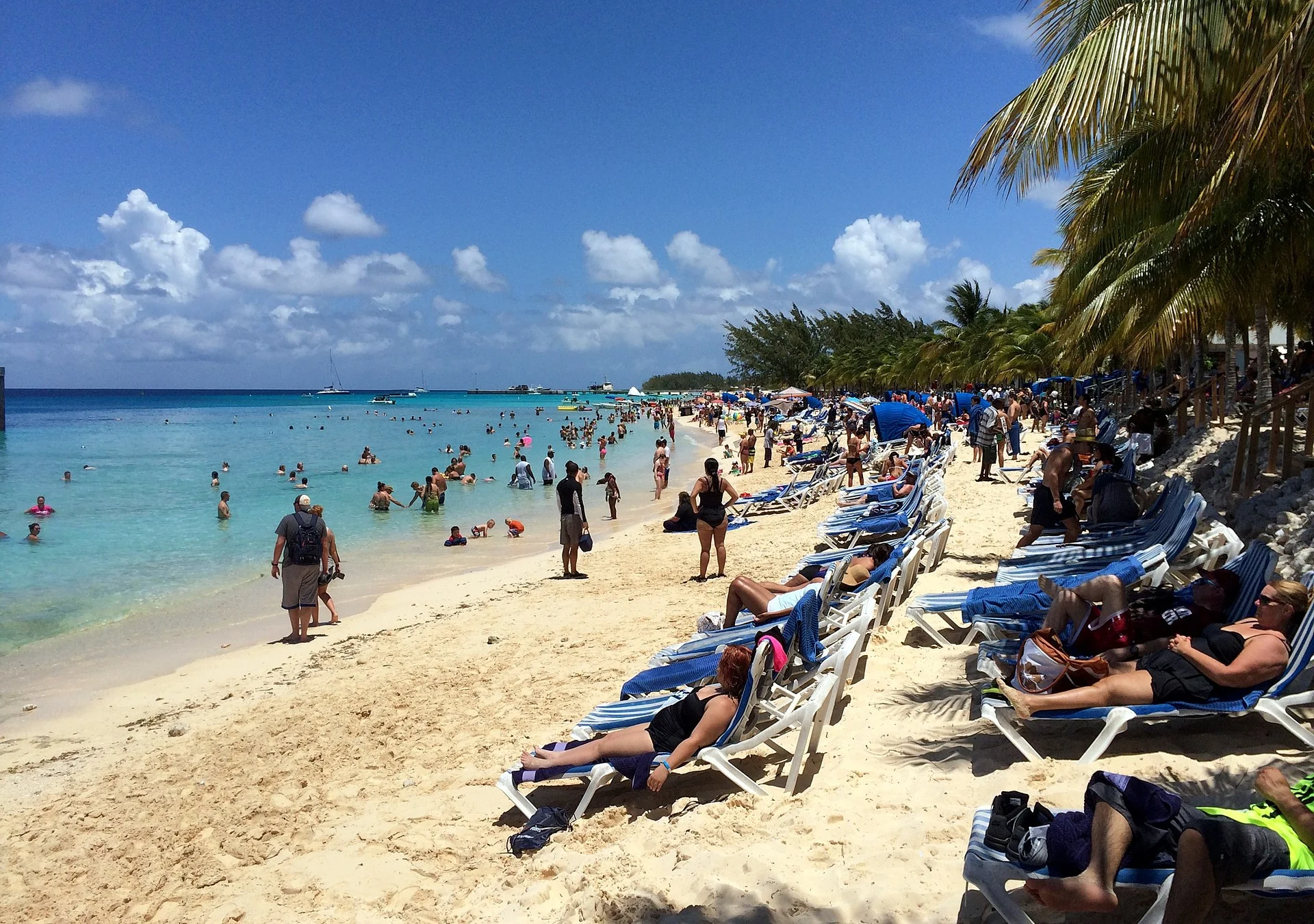 Liegen am Strand des Kreuzfahrtzentrums von Grand Turk