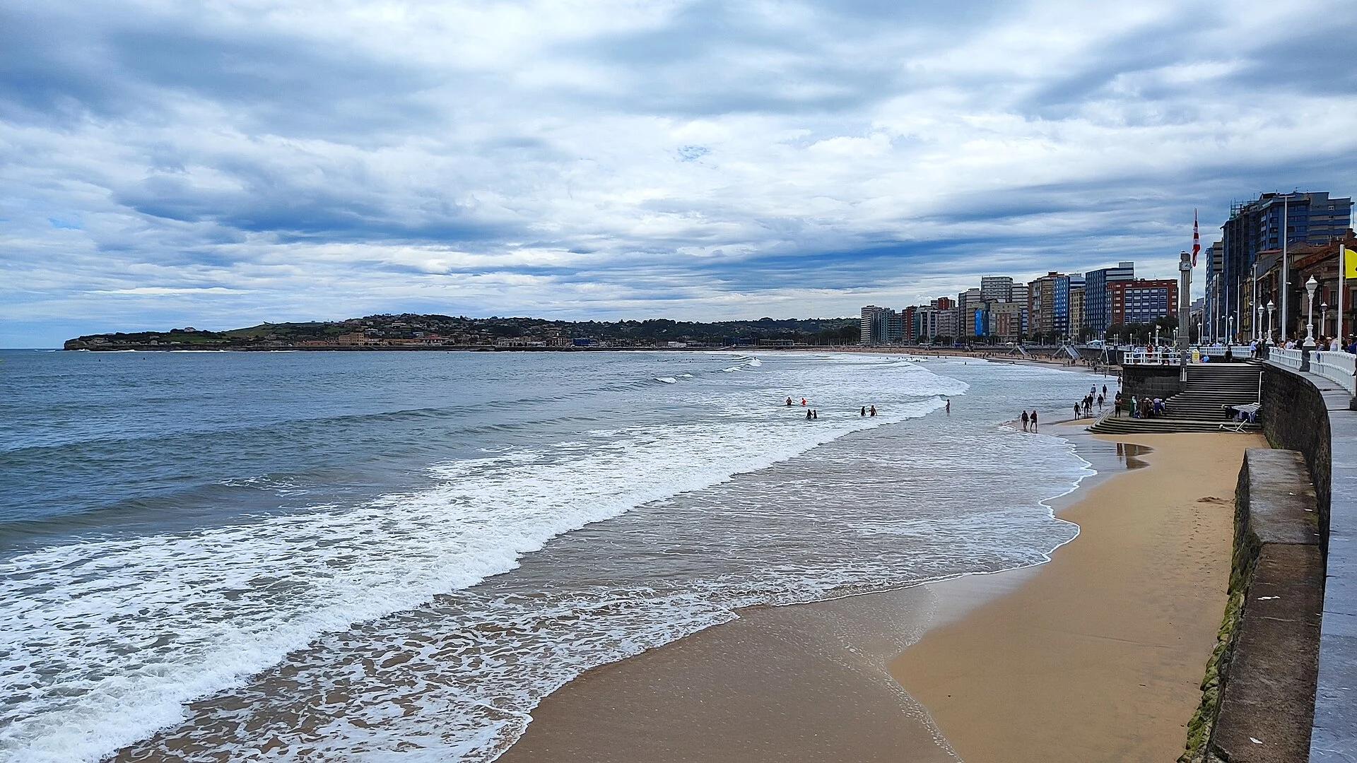 Die Playa de San Lorenzo in Gijón mit der Promenade und der Stadt dahinter