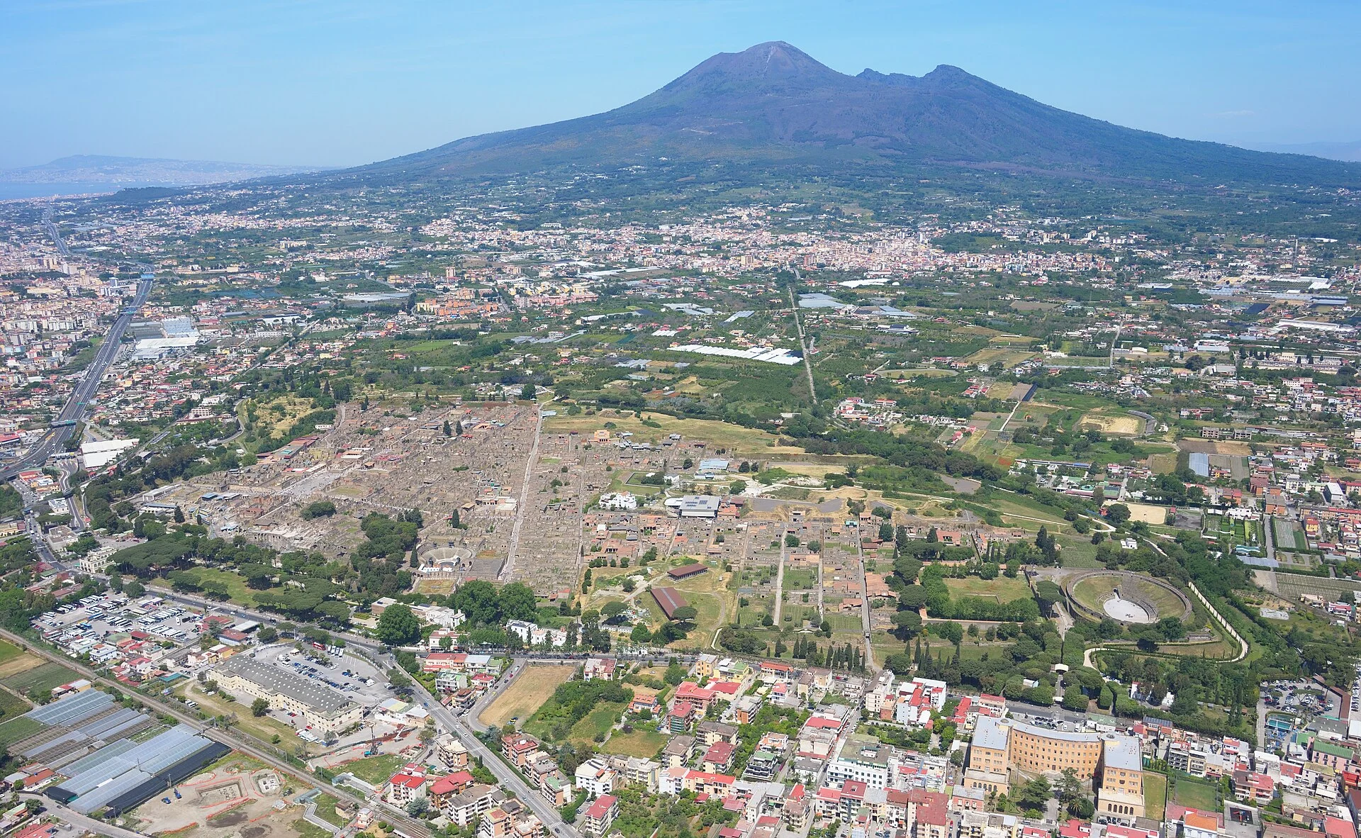 Das Ausgrabungsgebiet von Pompeji aus der Luft, dahinter der Vesuv