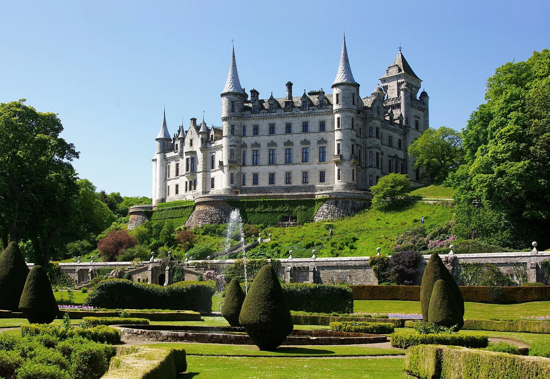 Dunrobin Castle mit seinen Türmen über dem formalen französischen Garten, Schottland.