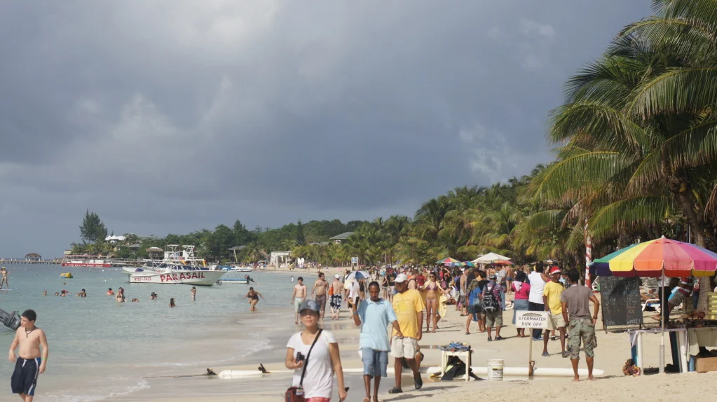 Der Strand von West End auf Roatán mit Booten und Besuchern
