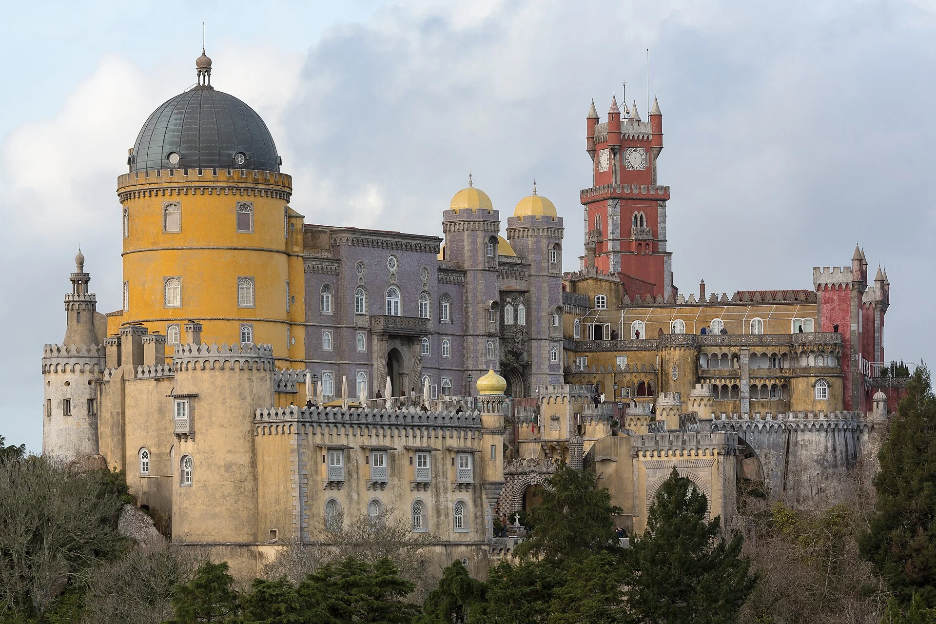 Der bunte Palácio da Pena über Sintra