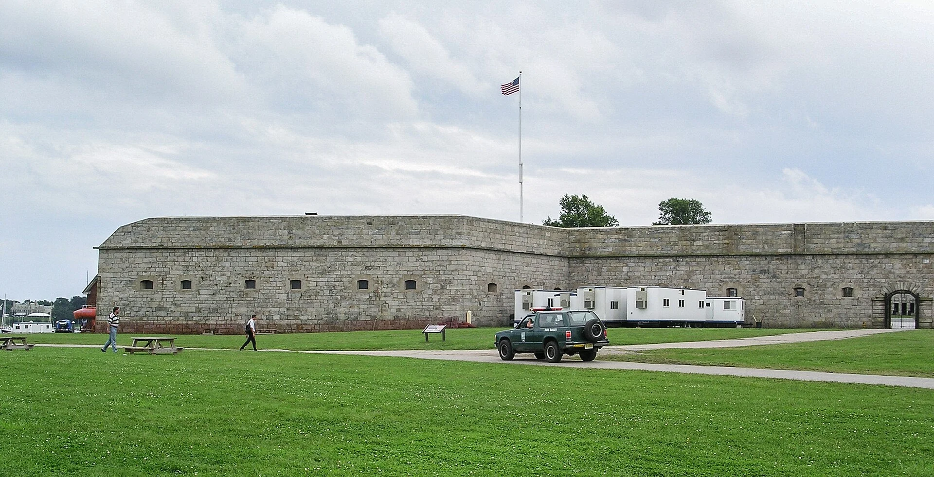 Die Wälle von Fort Adams an der Hafeneinfahrt von Newport
