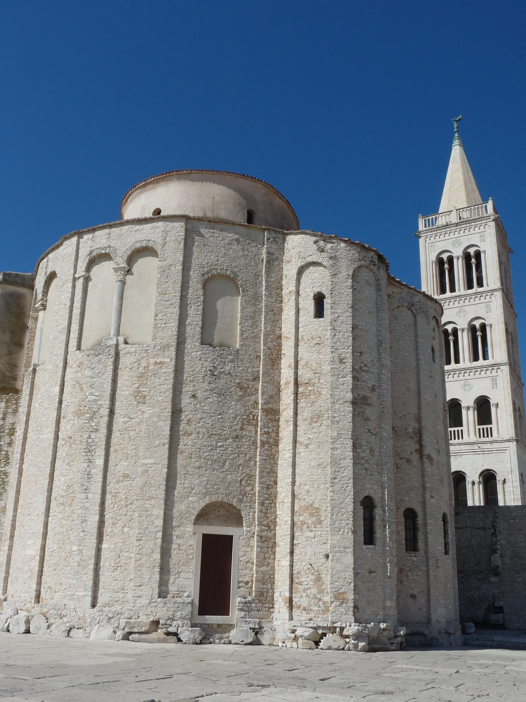 Der Rundbau der Kirche St. Donatus mit dem Glockenturm der Kathedrale im Hintergrund in Zadar.