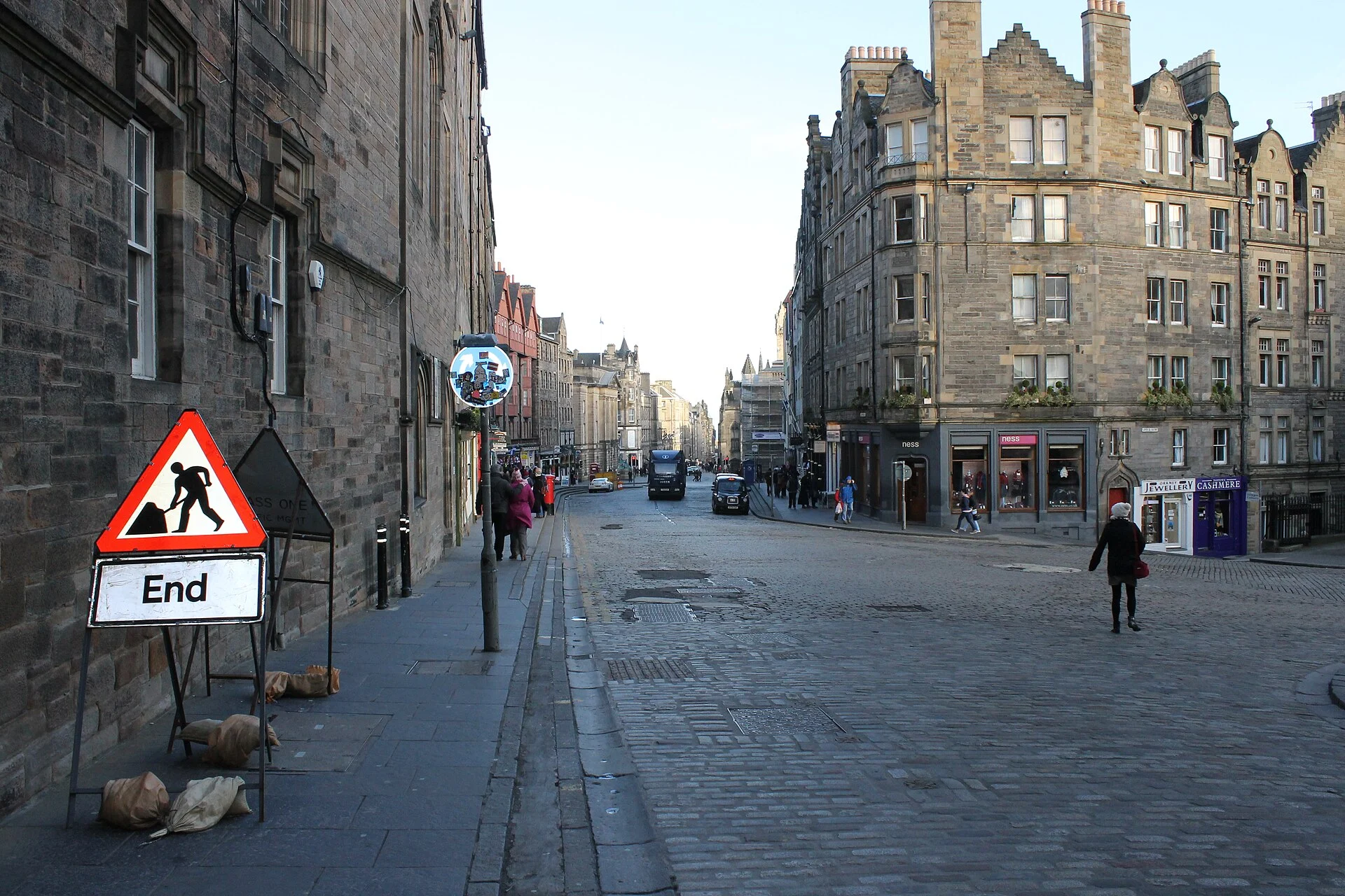 Blick die Royal Mile am Lawnmarket hinunter mit Kopfsteinpflaster und Sandsteinhäusern, Edinburgh.