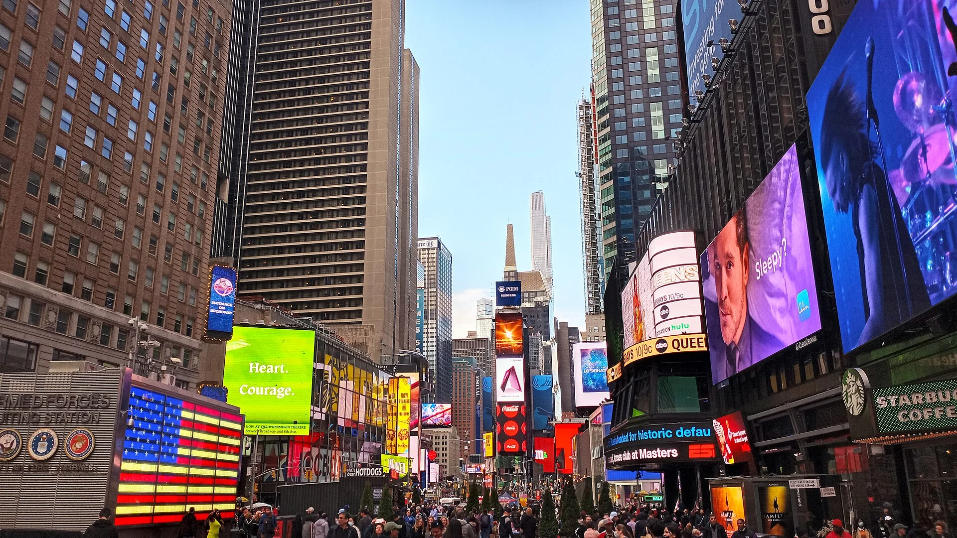 Der Times Square in New York am Tag mit Leuchtreklamen und Verkehr
