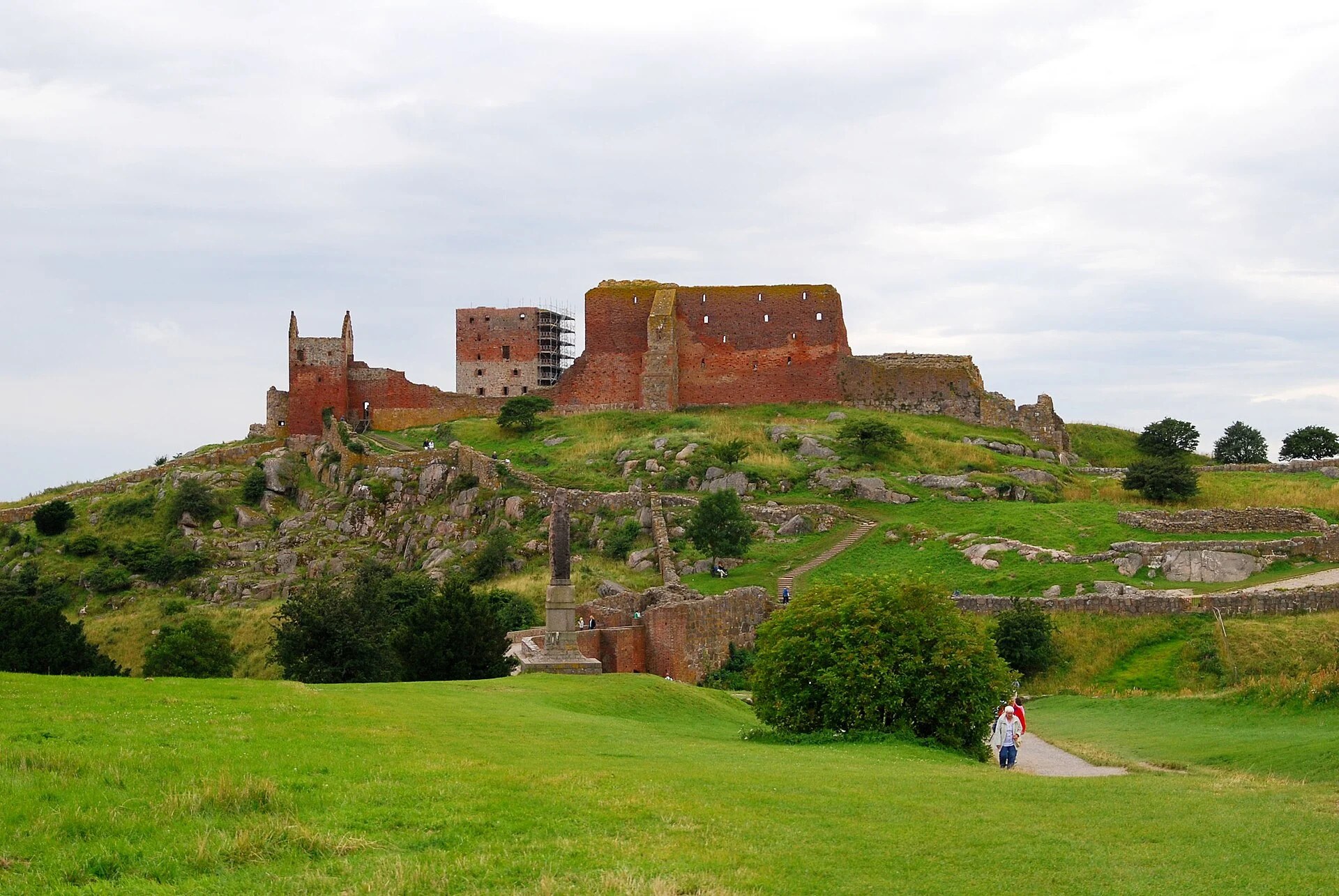 Die Burgruine Hammershus auf Bornholm über der Nordküste