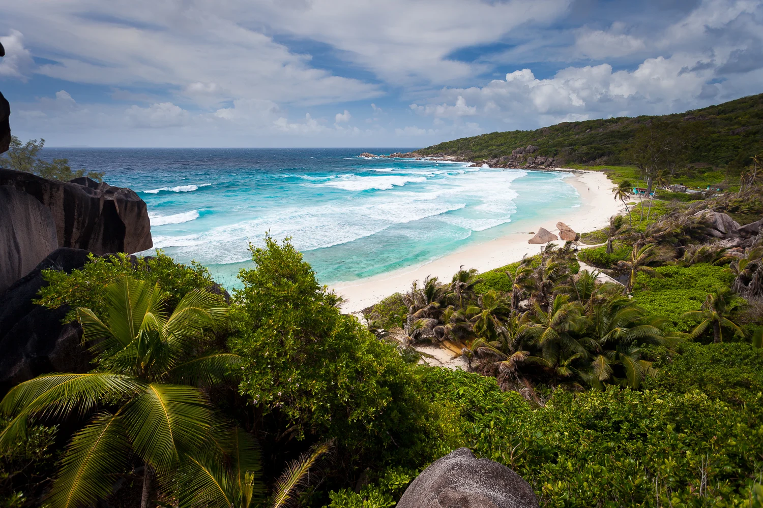 Grand Anse auf La Digue mit Brandung und Granitfelsen