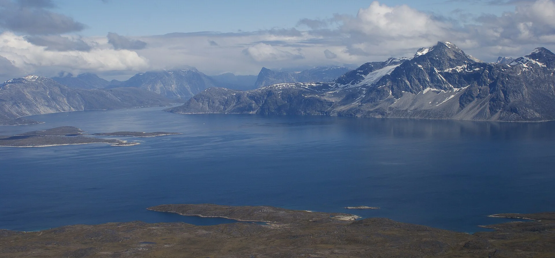 Der Fjord Nuup Kangerlua mit seinen Bergen