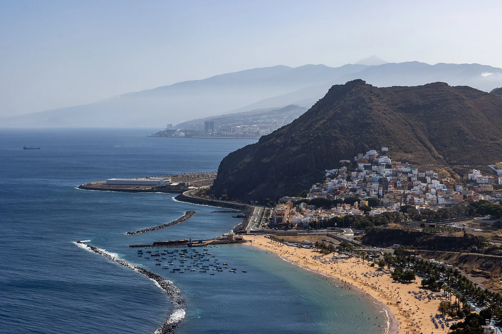 Der Playa de las Teresitas vor dem Anaga-Gebirge