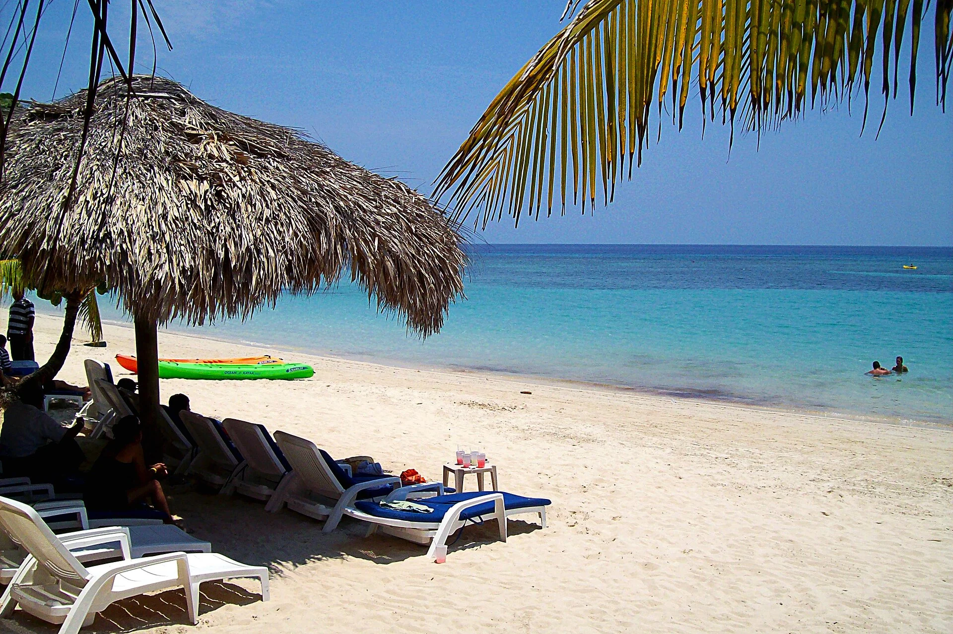 Liegen unter einer Palapa am West Bay Beach auf Roatán