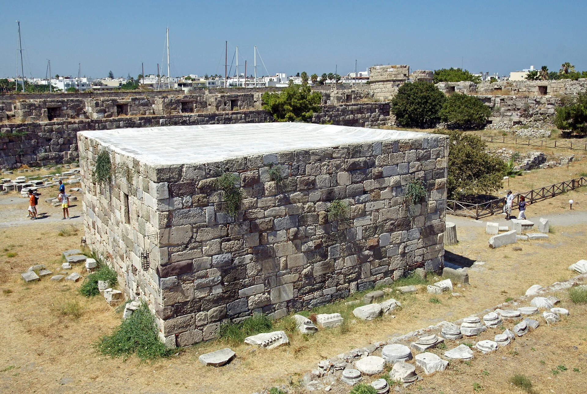 Die Festung Neratzia am Hafen von Kos, dahinter die Masten der Boote