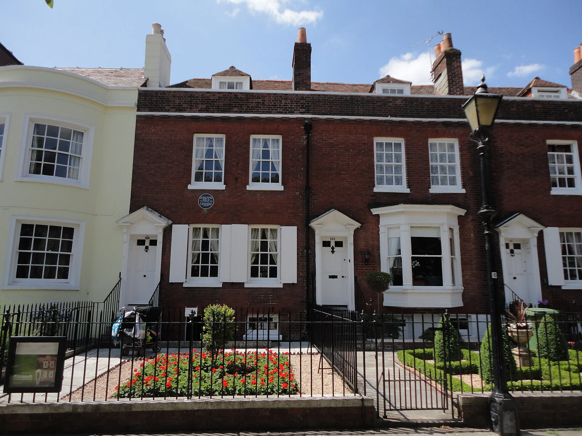 Backsteinreihenhaus mit blauer Gedenktafel und Vorgarten – Charles Dickens' Geburtshaus an der Old Commercial Road in Portsmouth.