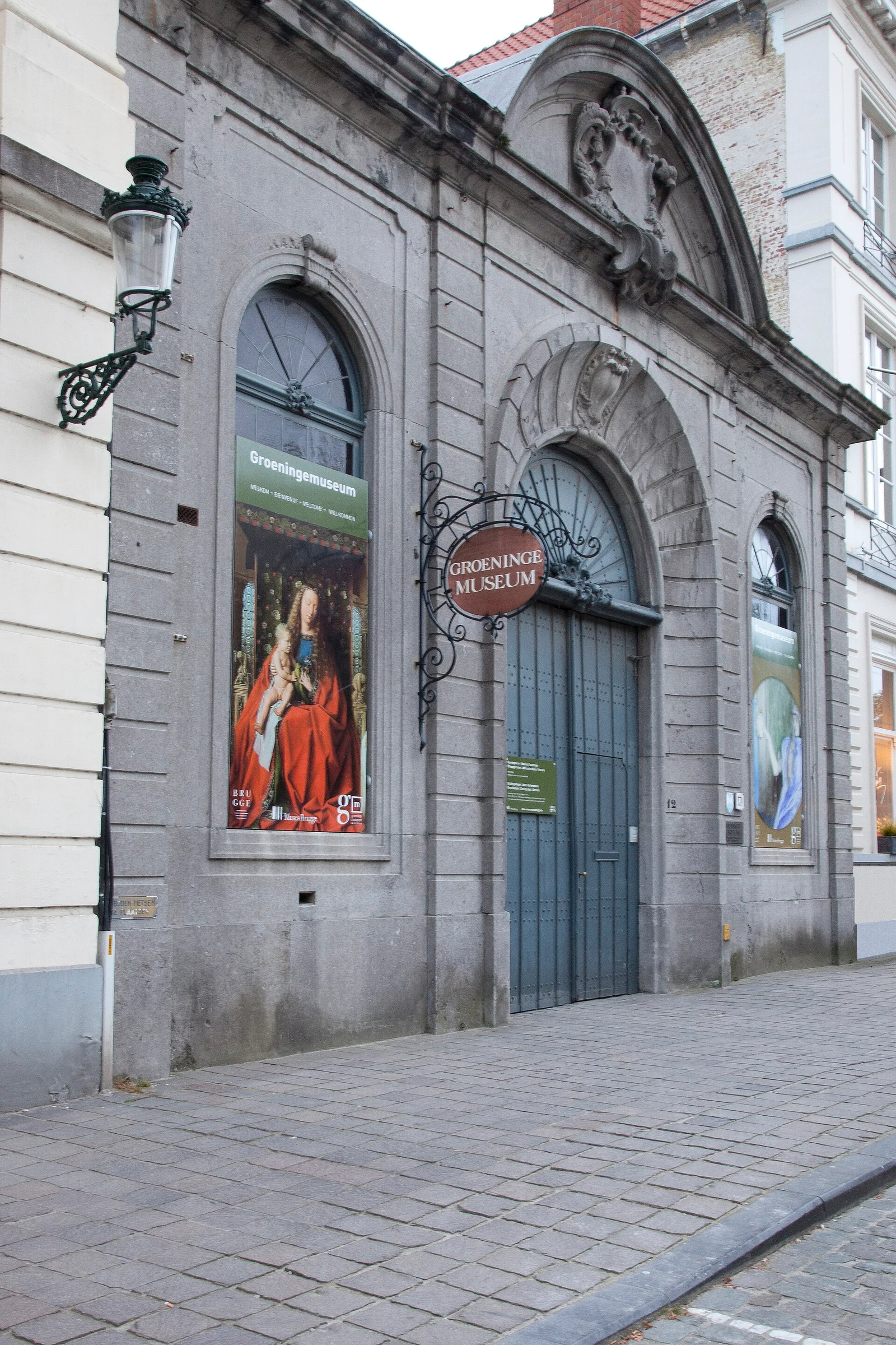 Historisches Torgebäude am Dijver 12 in Brügge mit Schild 'Groeninge Museum' als Eingang zum Groeningemuseum.