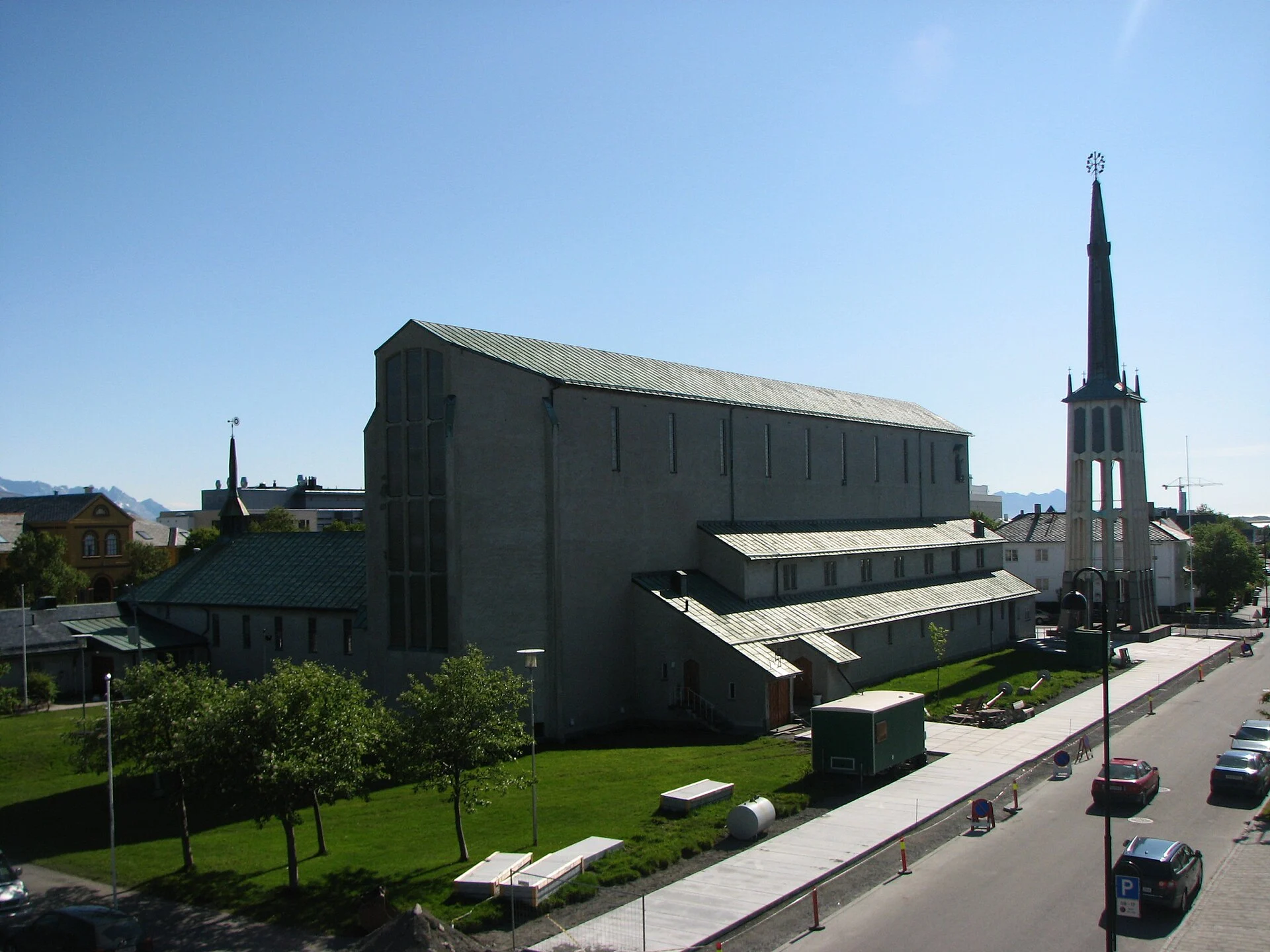 Die Domkirche von Bodø mit ihrem freistehenden Glockenturm, umgeben von der Nachkriegsbebauung der Stadt