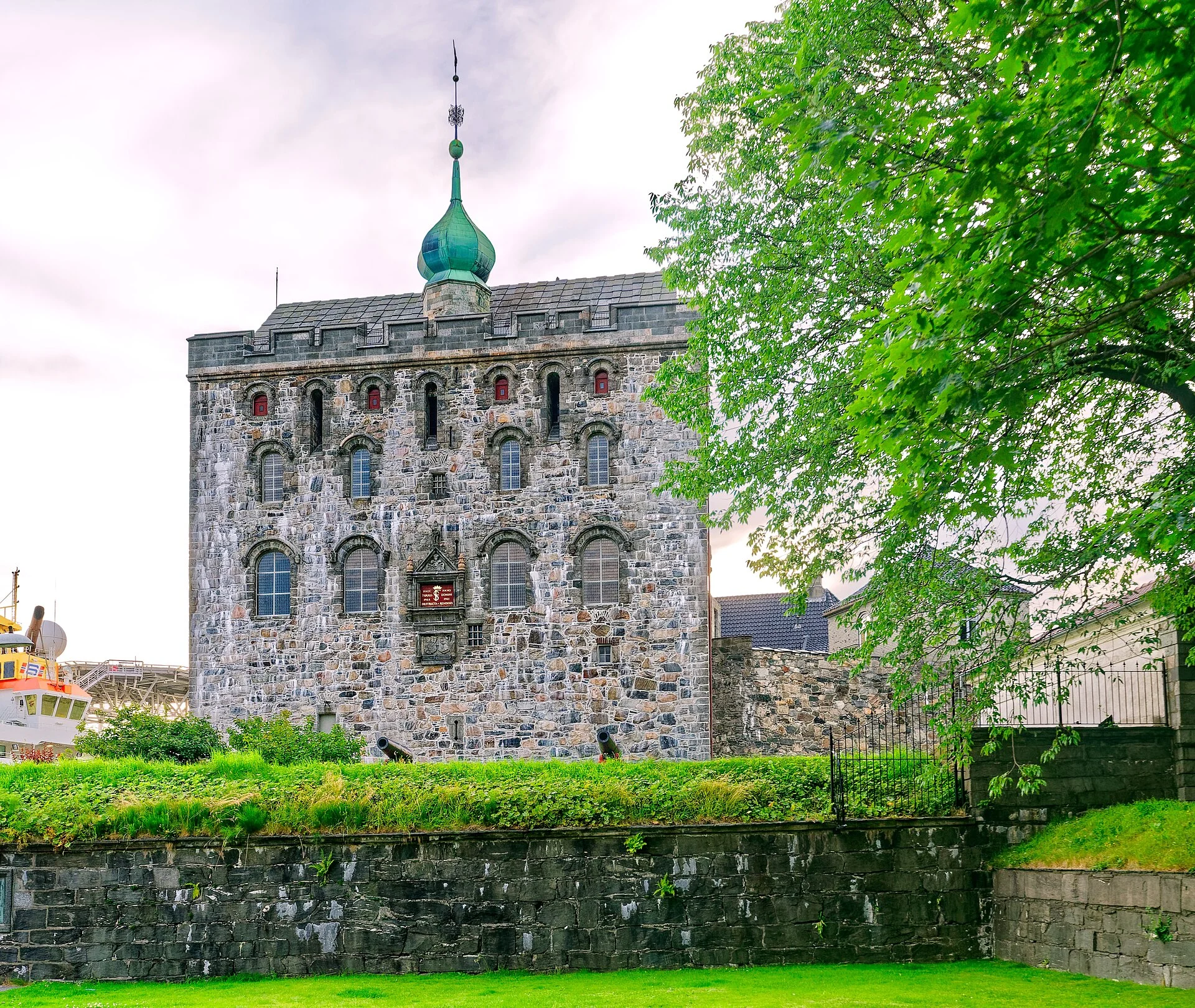 Der Rosenkrantzturm aus Naturstein mit grüner Zwiebelhaube auf der Festung Bergenhus in Bergen.