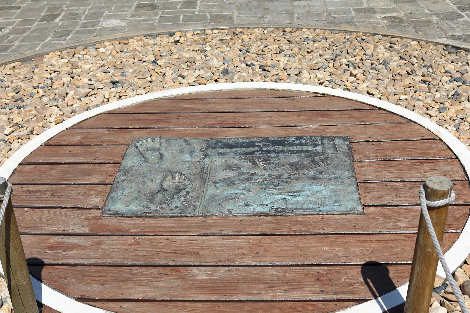 Bronzene Fußabdrücke am Aapravasi Ghat in Port Louis
