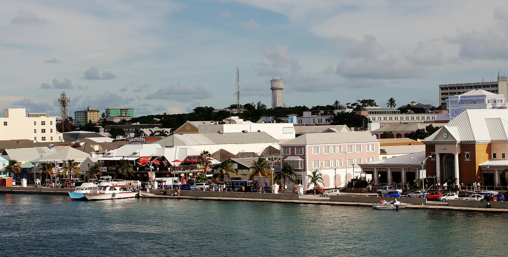 Der Hafen von Nassau mit der Uferbebauung an der Bay Street