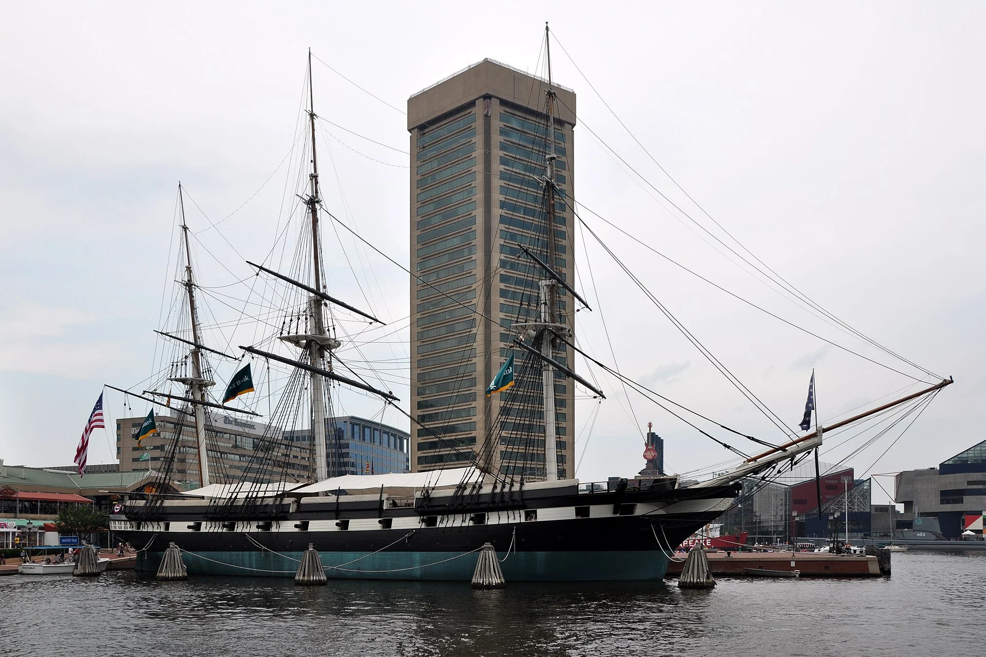 Die USS Constellation von 1854 am Inner Harbor in Baltimore