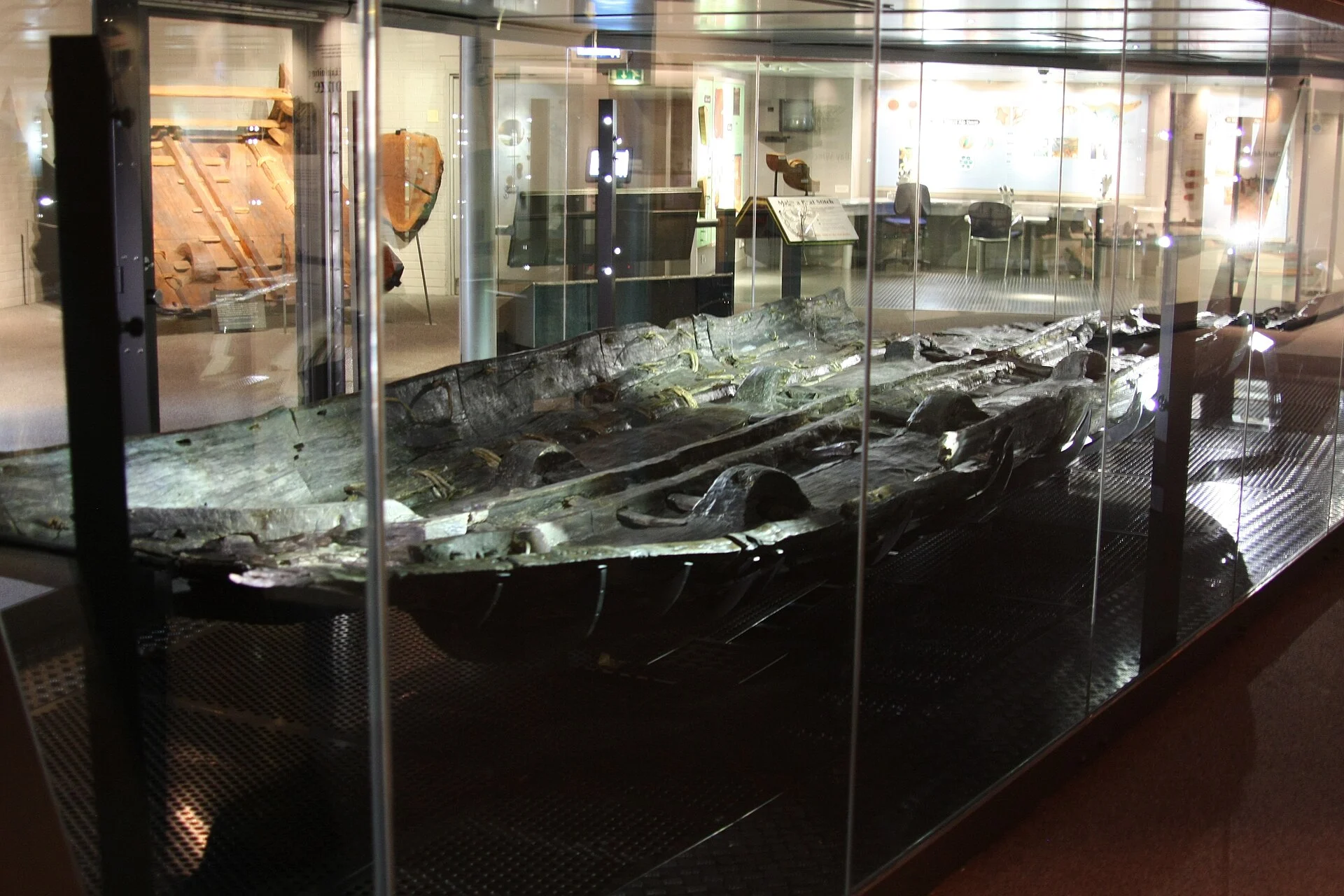Das Bronzezeit-Boot von 1550 vor Christus in der Vitrine des Dover Museum
