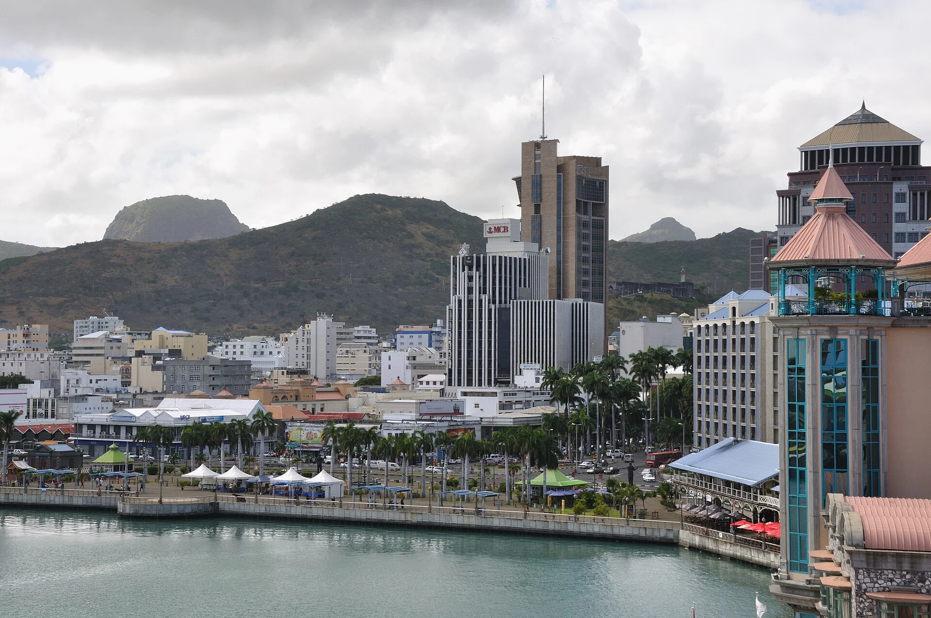 Die Caudan Waterfront von Port Louis mit der Stadt und den Bergen dahinter