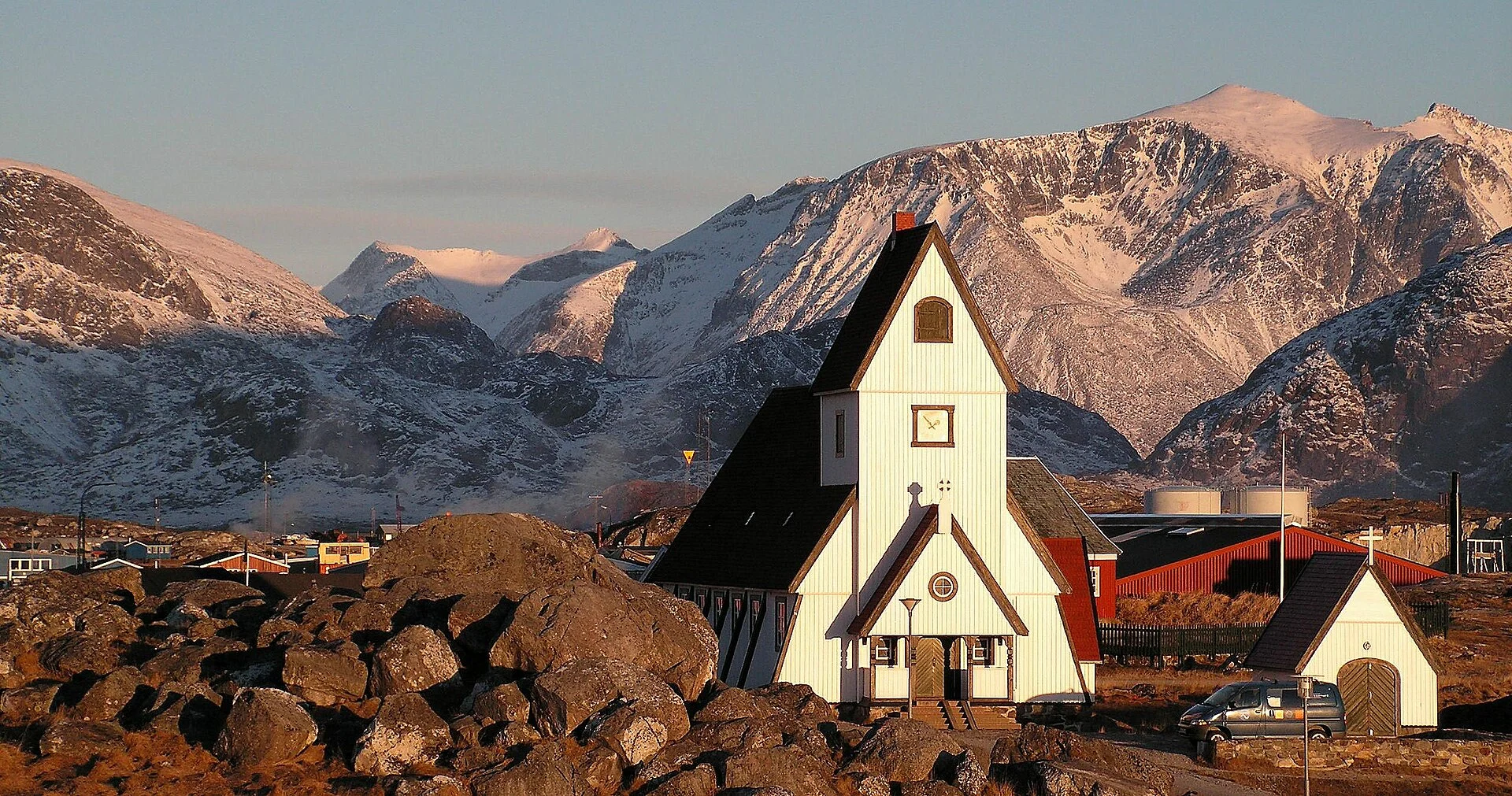 Die Holzkirche von Nanortalik vor den Bergen