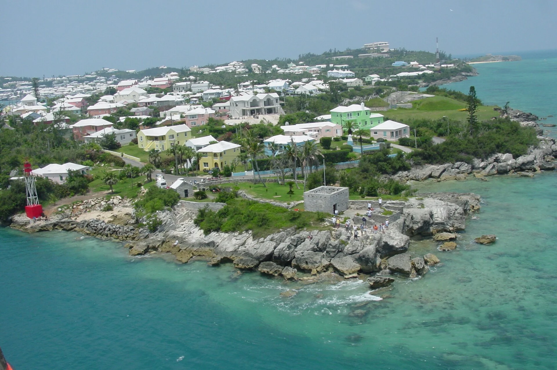 Luftbild von St. George’s auf Bermuda mit der Küste