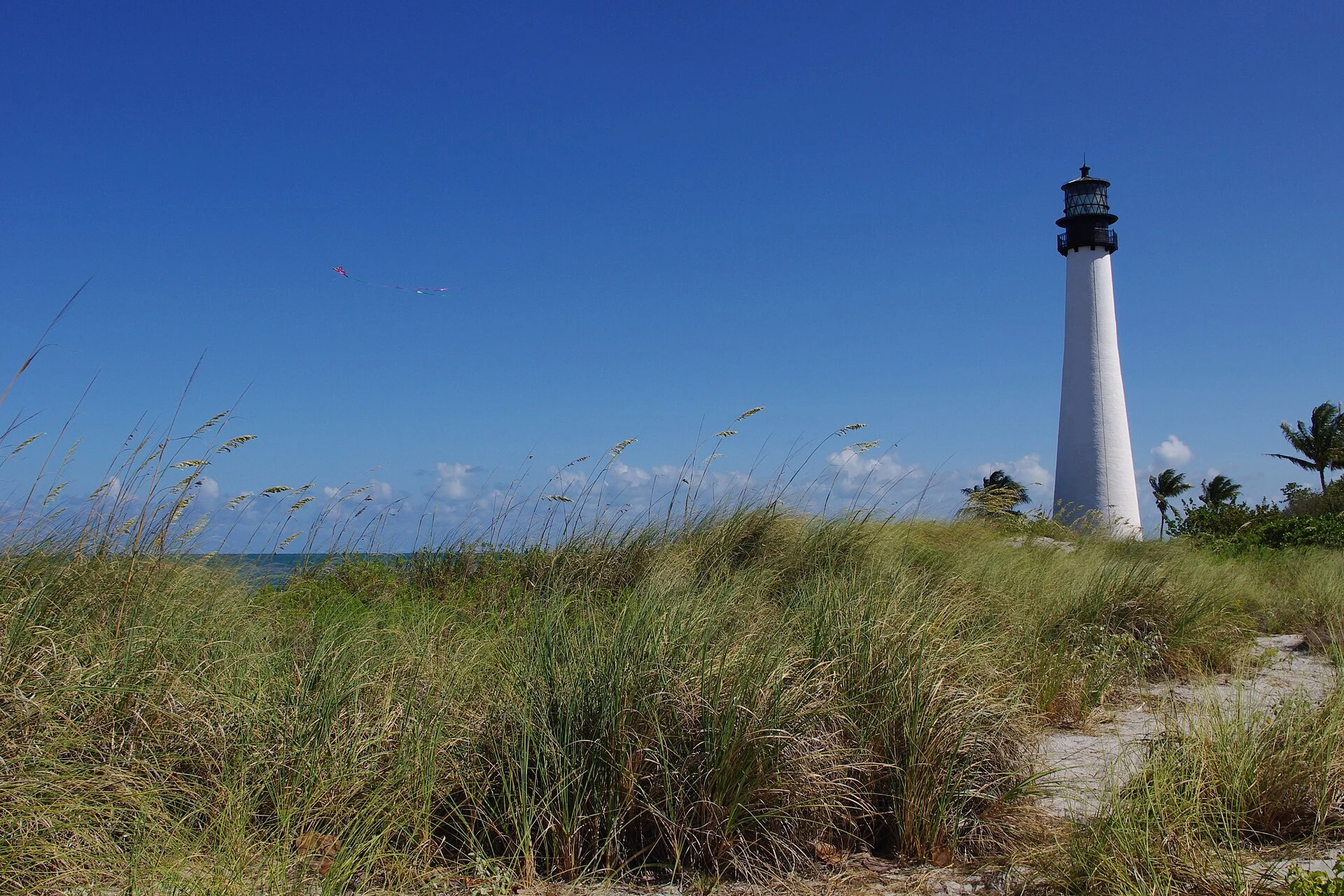 Der Cape Florida Lighthouse von 1825 hinter den Dünen auf Key Biscayne