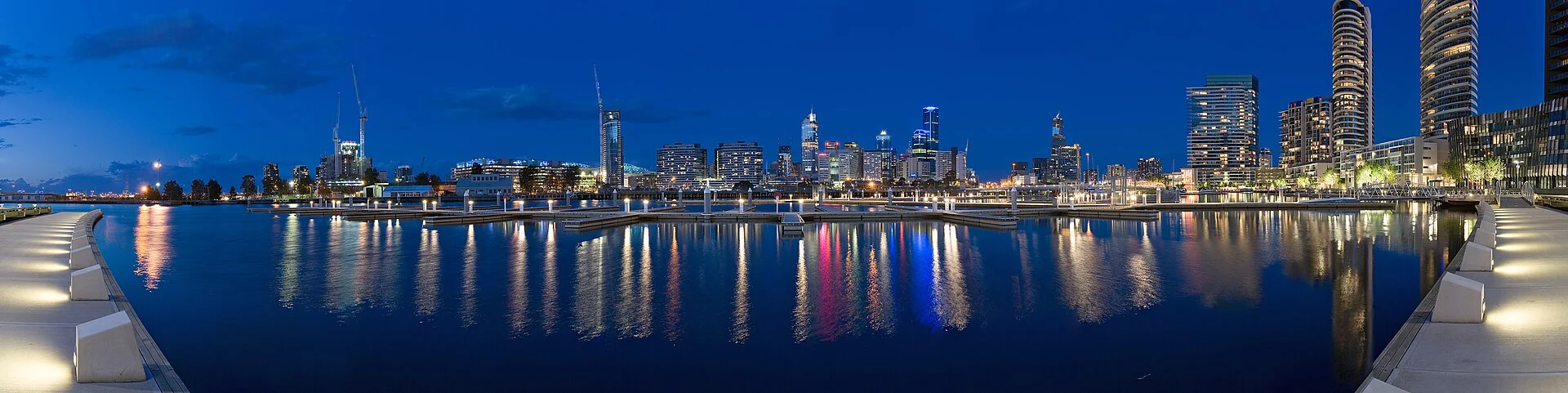 Die Skyline von Melbourne am Yarra bei Nacht