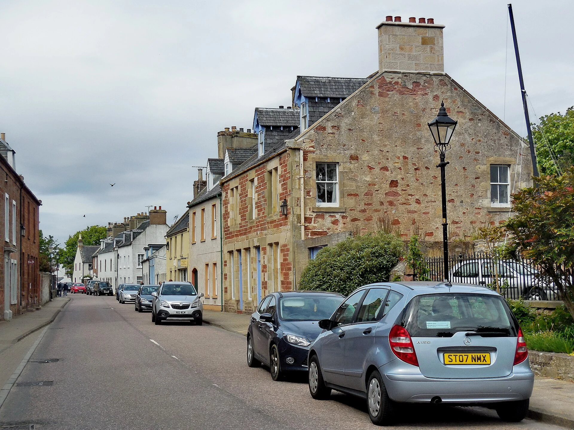 Die von georgianischen Sandsteinhäusern gesäumte Straße im Dorf Cromarty, Schottland.
