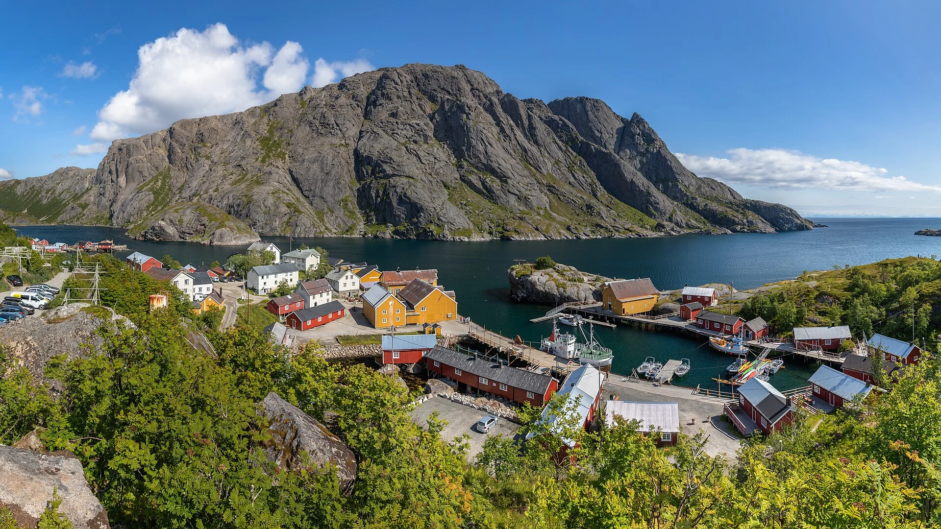 Blick von oben auf das Fischerdorf Nusfjord auf den Lofoten mit seinen Rorbuer in der engen Bucht