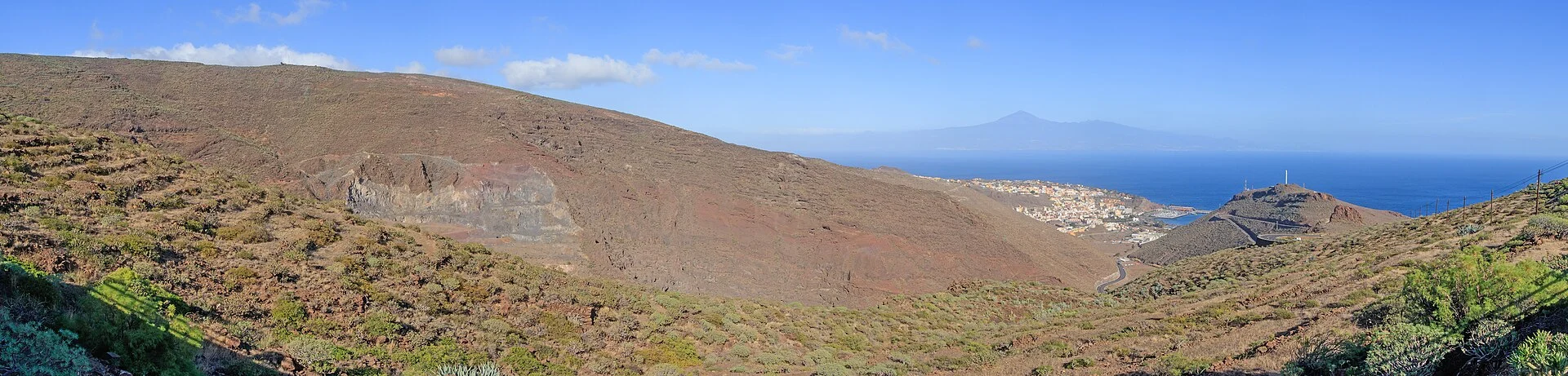 Der Hang über San Sebastián de La Gomera, am Horizont Teneriffa mit dem Teide