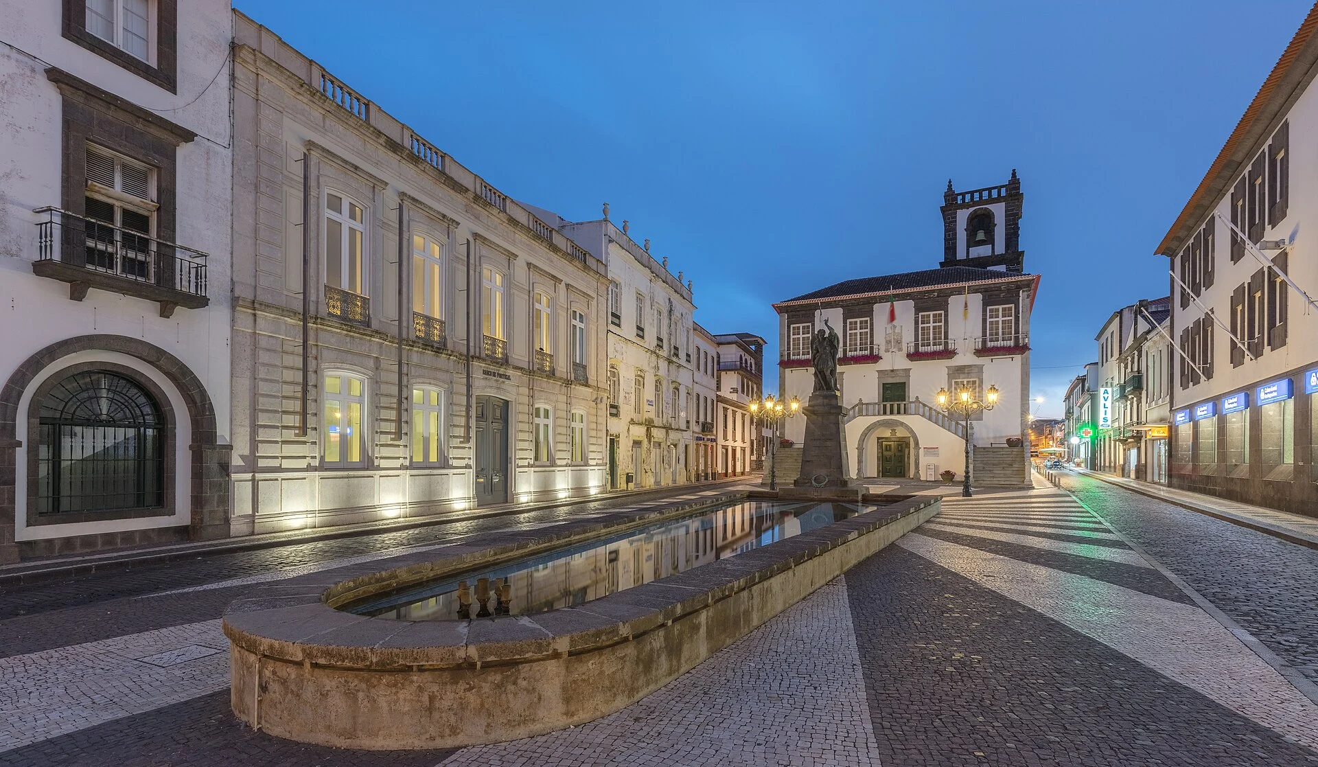 Der Rathausplatz von Ponta Delgada in der Dämmerung