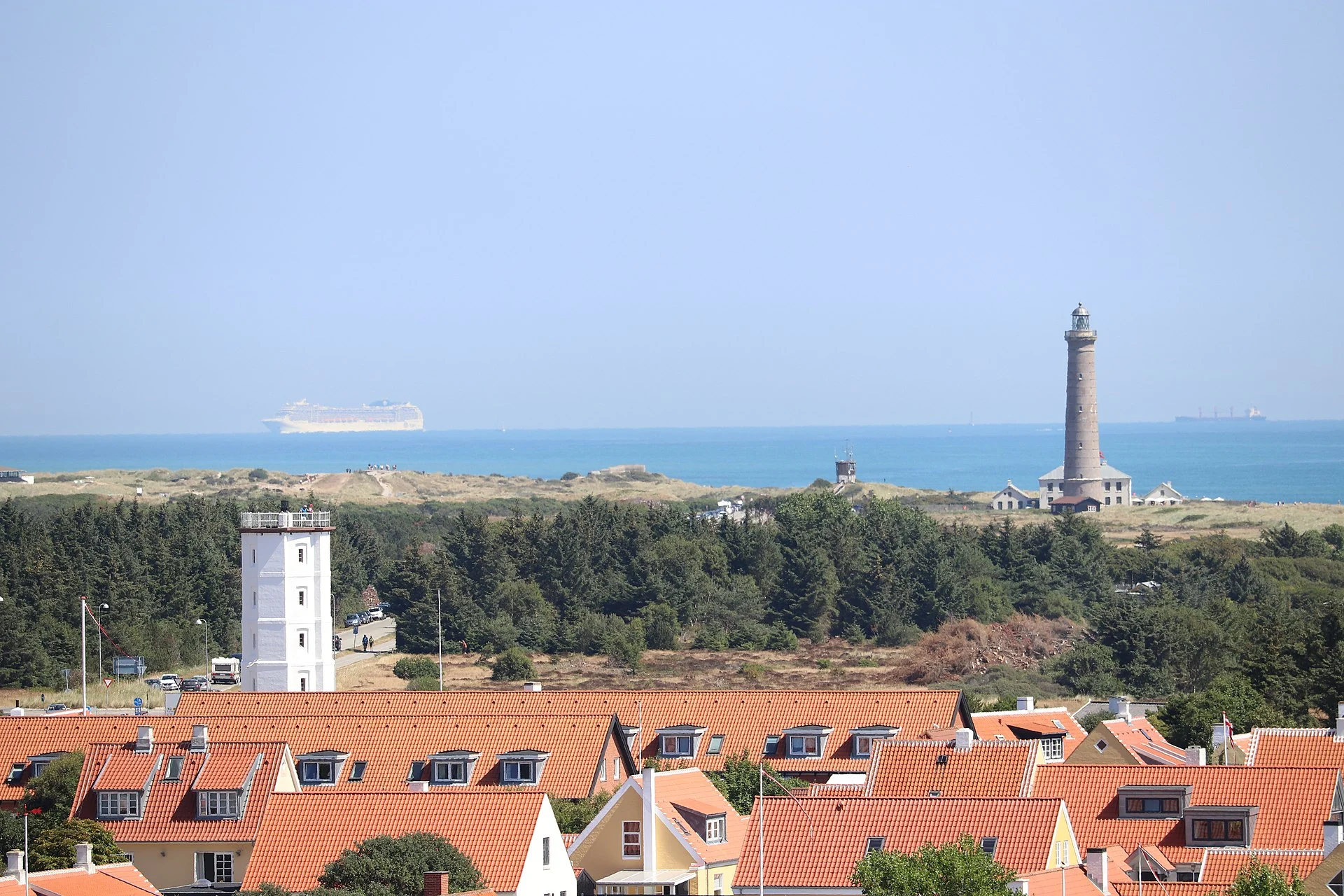 Der Graue und der Weiße Leuchtturm von Skagen über den roten Dächern der Stadt