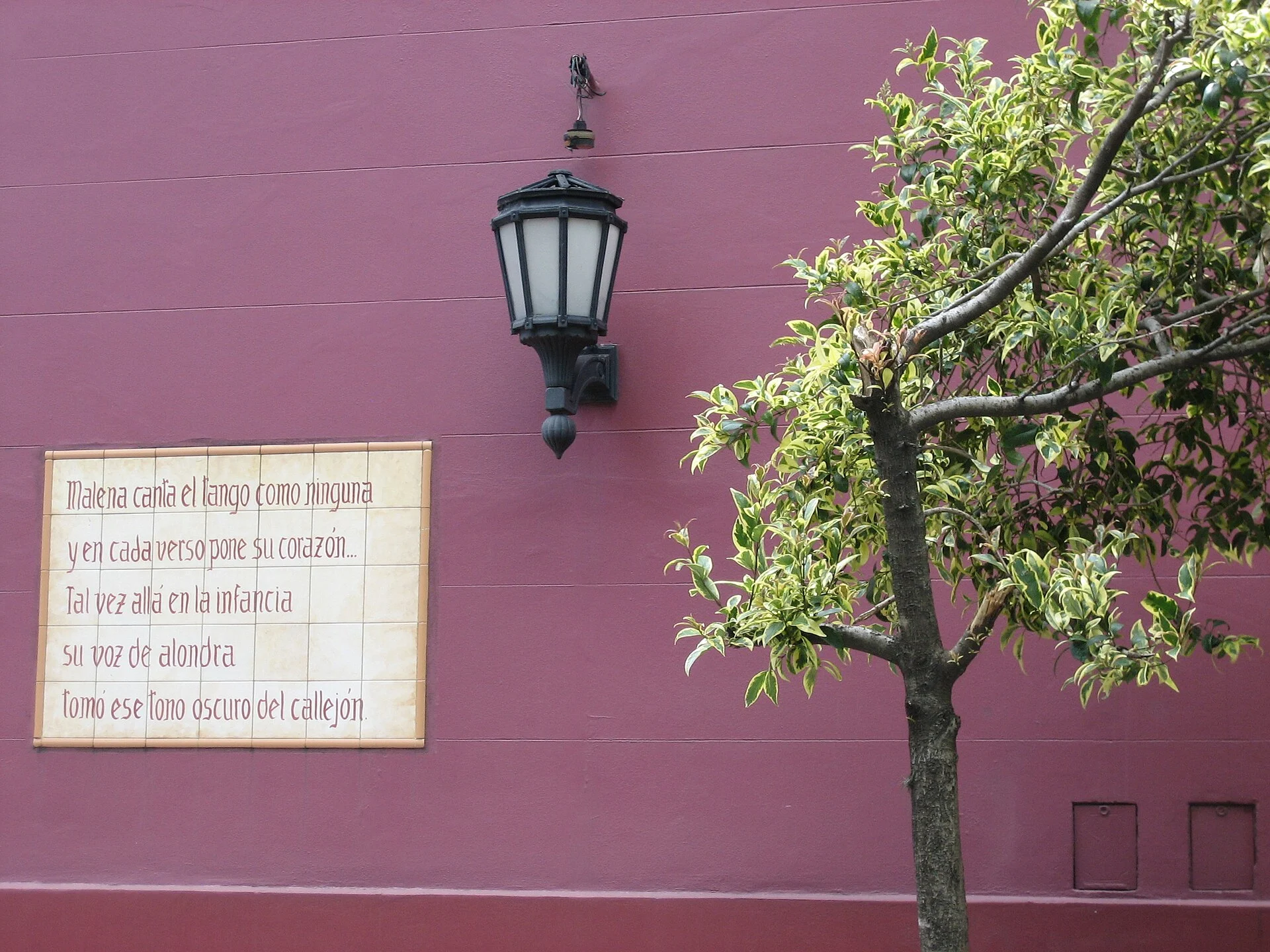 Ein Tango-Gedicht an einer Hauswand in San Telmo